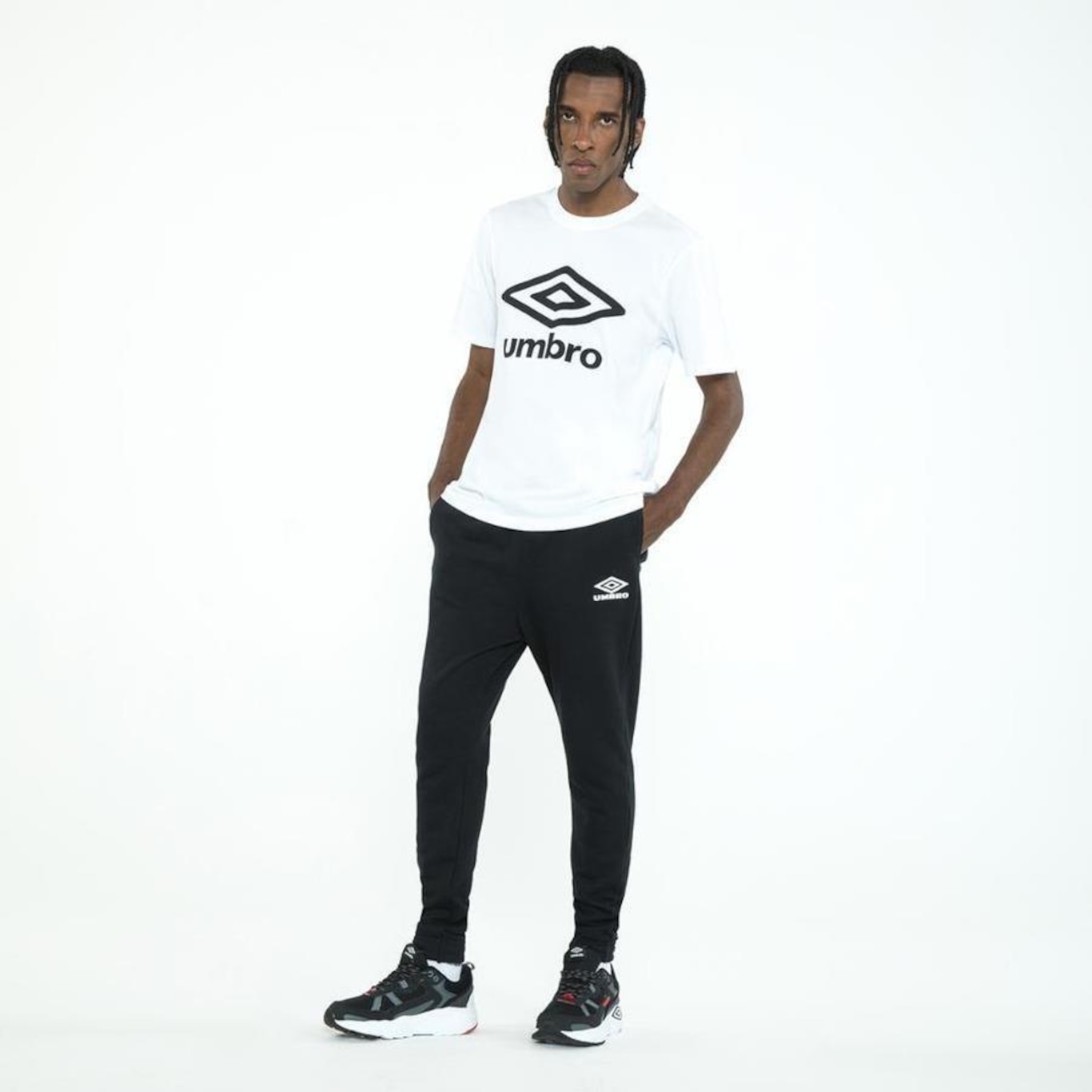 Camiseta Umbro Essential Logo - Masculina - Foto 2