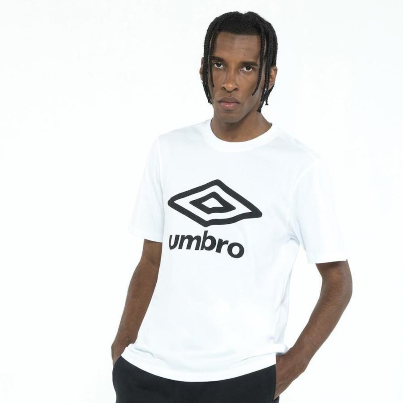 Camiseta Umbro Essential Logo - Masculina - Foto 3