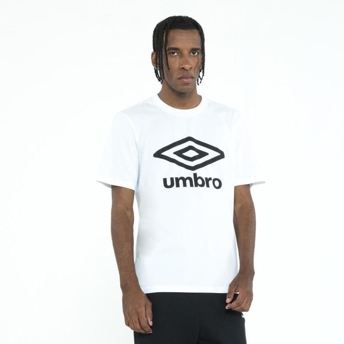 Camiseta Umbro Essential Logo - Masculina - Foto 4