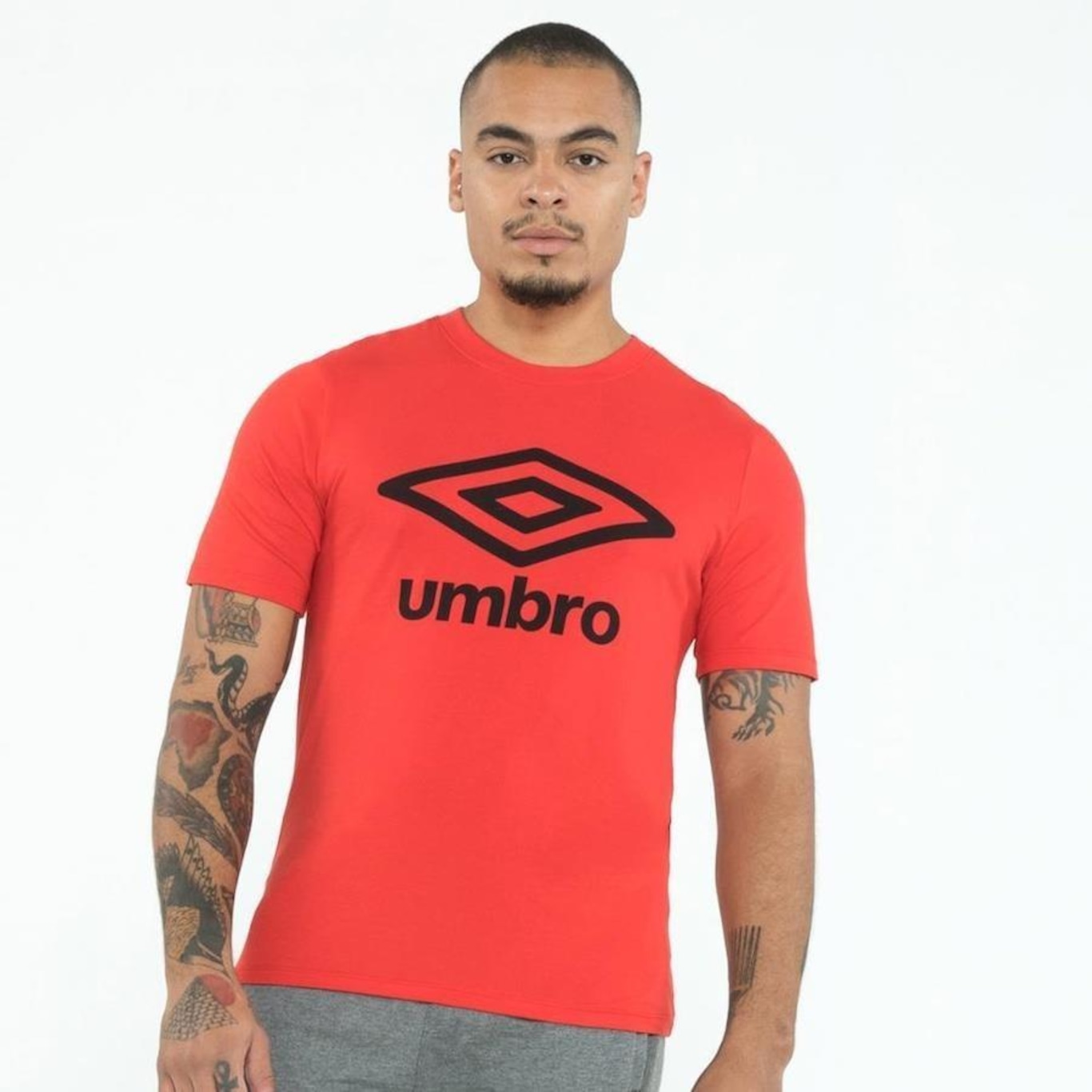 Camiseta Umbro Essential Logo - Masculina - Foto 1