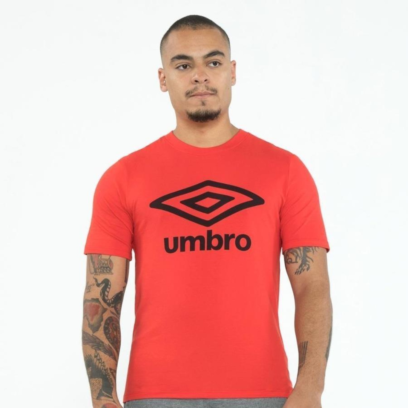 Camiseta Umbro Essential Logo - Masculina - Foto 2