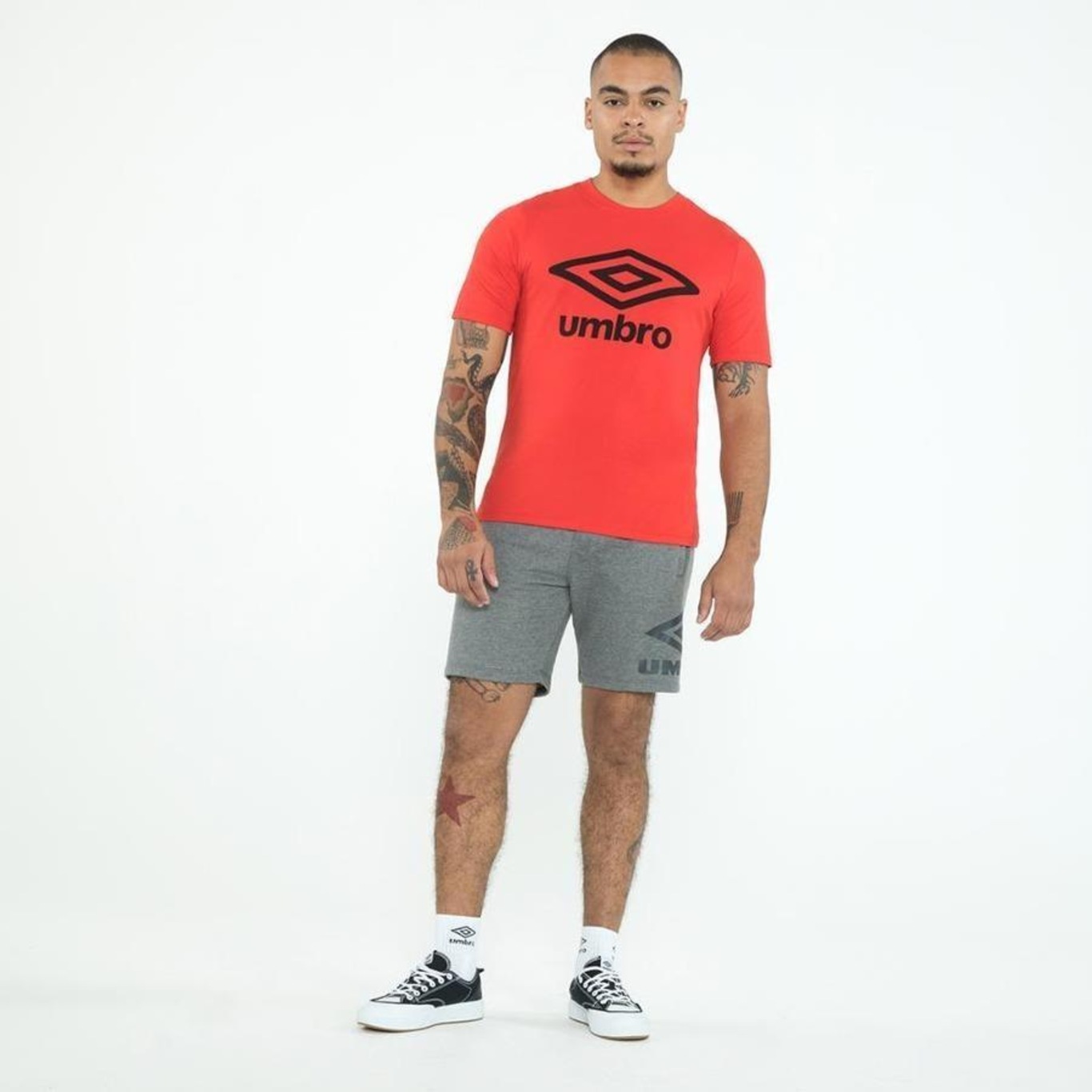 Camiseta Umbro Essential Logo - Masculina - Foto 4