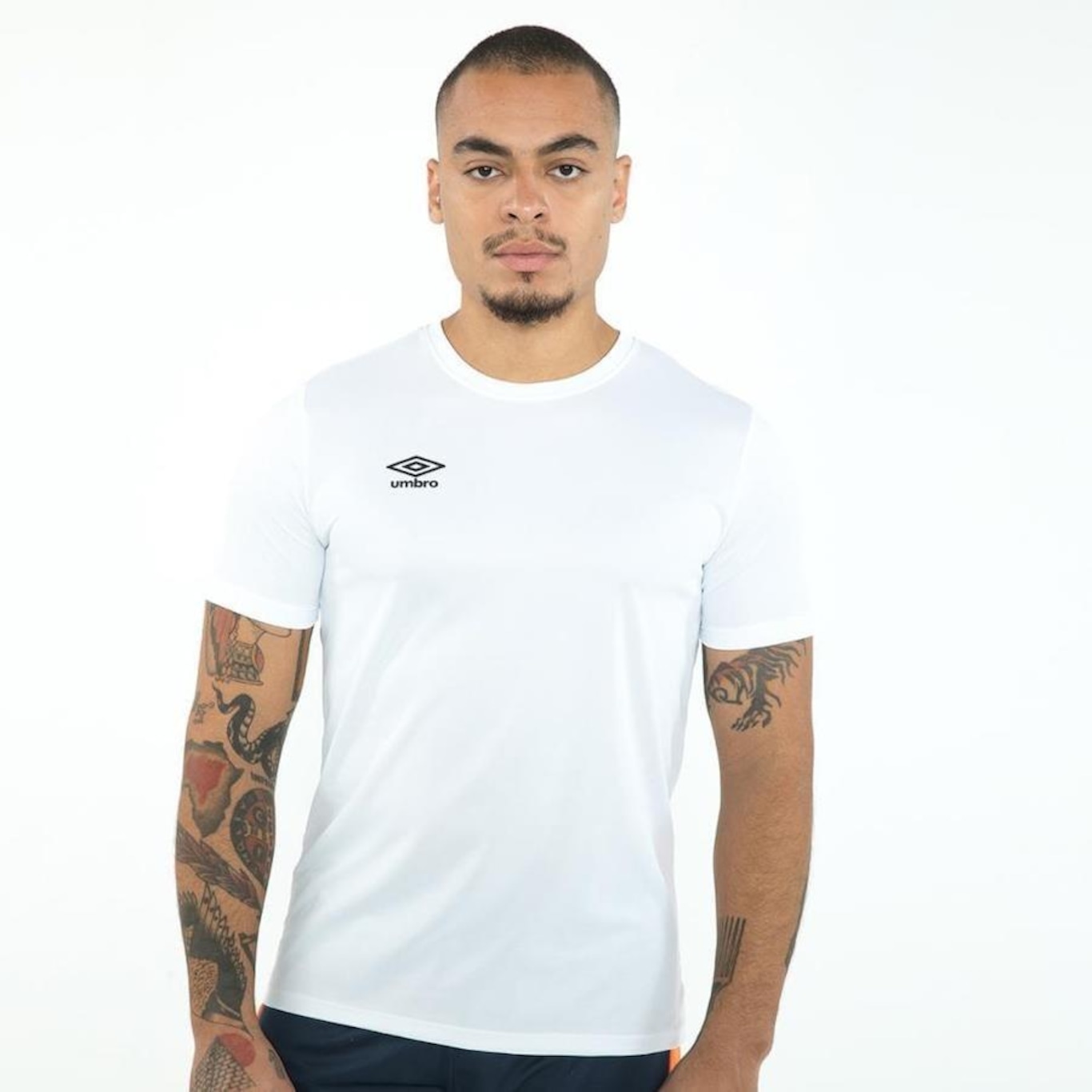 Camiseta Umbro Essential - Masculina - Foto 1