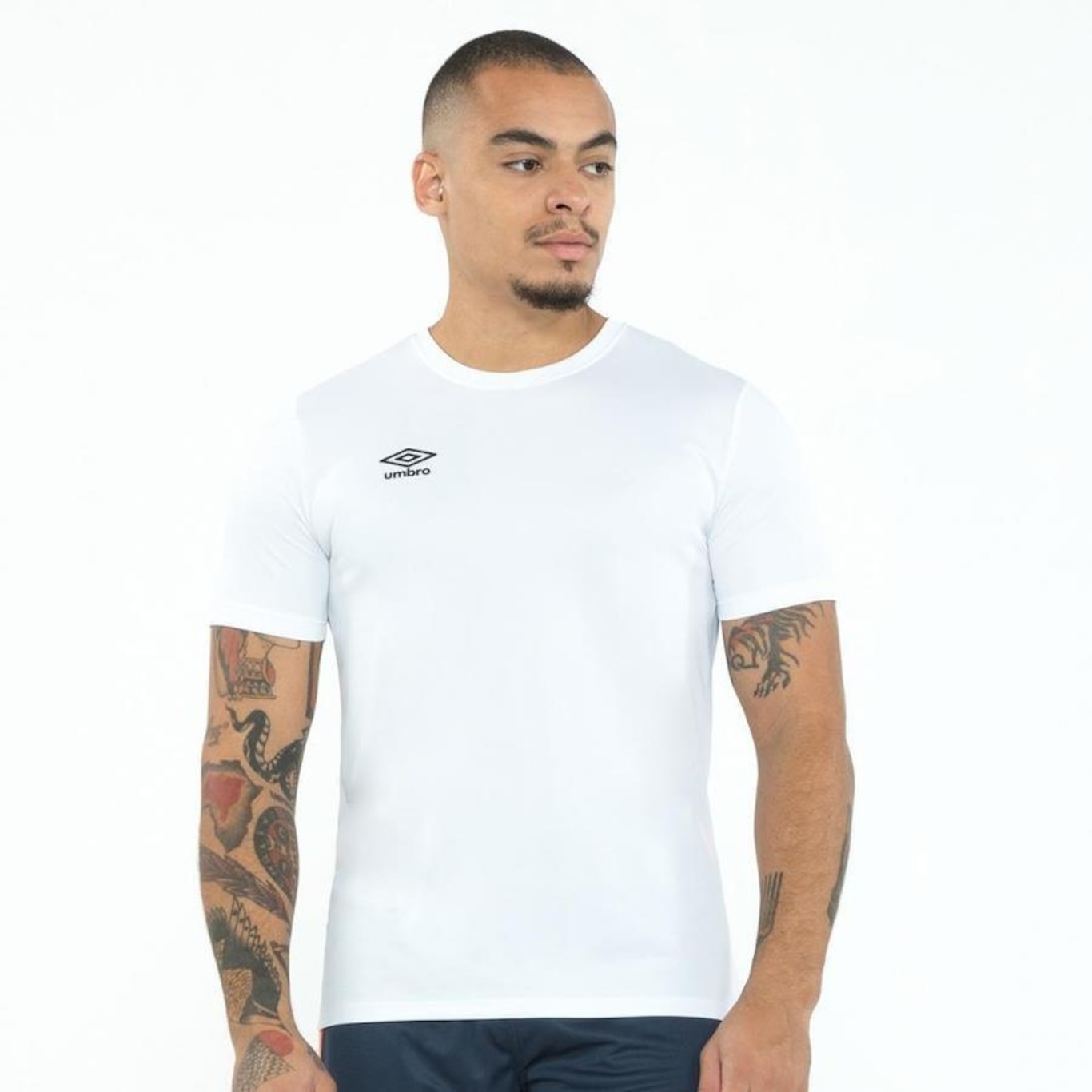 Camiseta Umbro Essential - Masculina - Foto 2