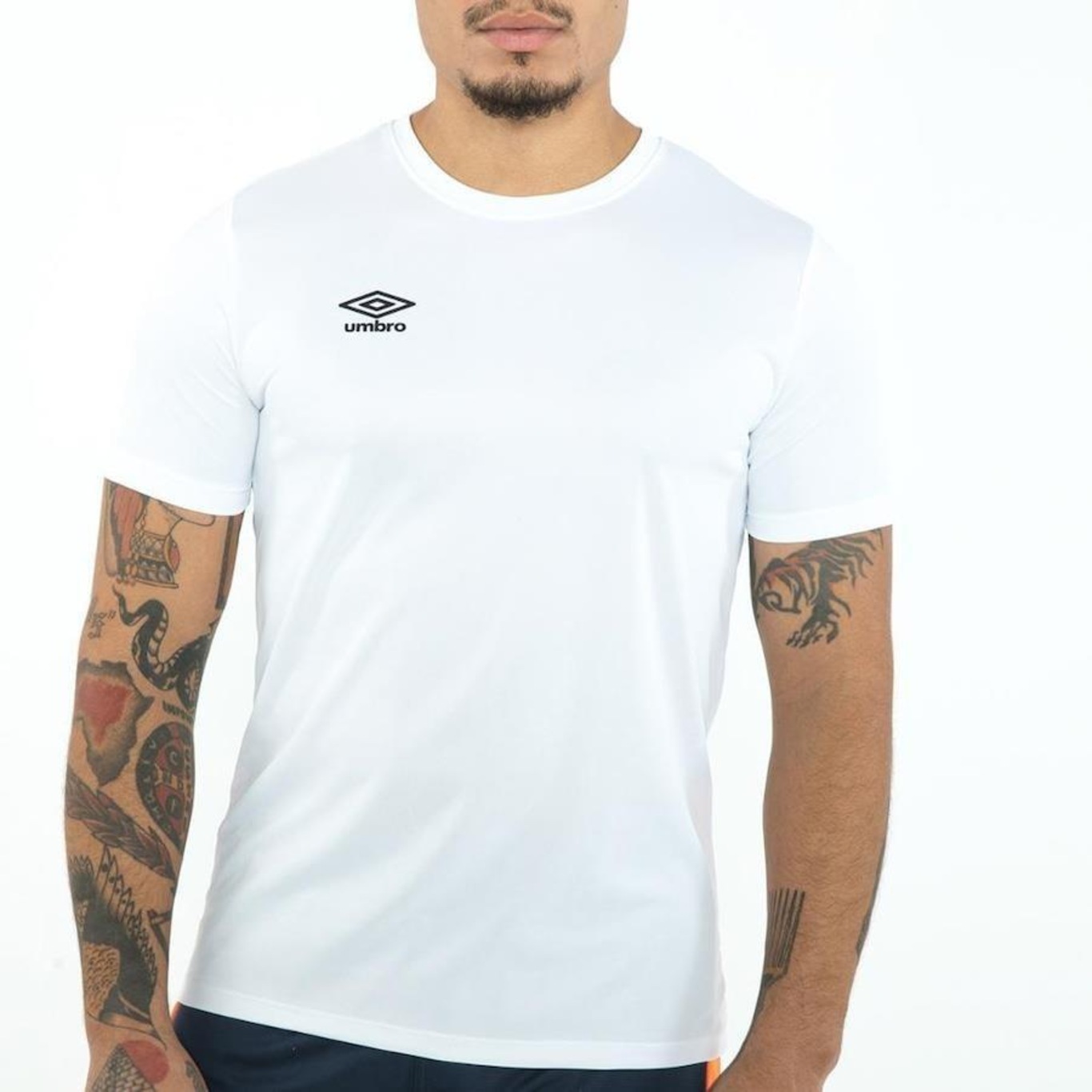 Camiseta Umbro Essential - Masculina - Foto 5