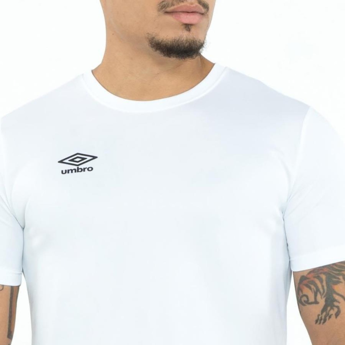 Camiseta Umbro Essential - Masculina - Foto 6