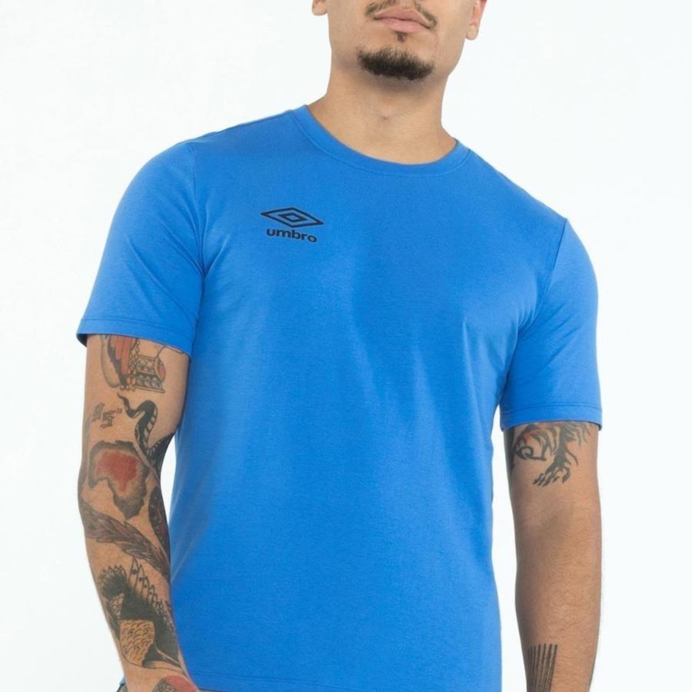 Camiseta Umbro Essential - Masculina - Foto 2