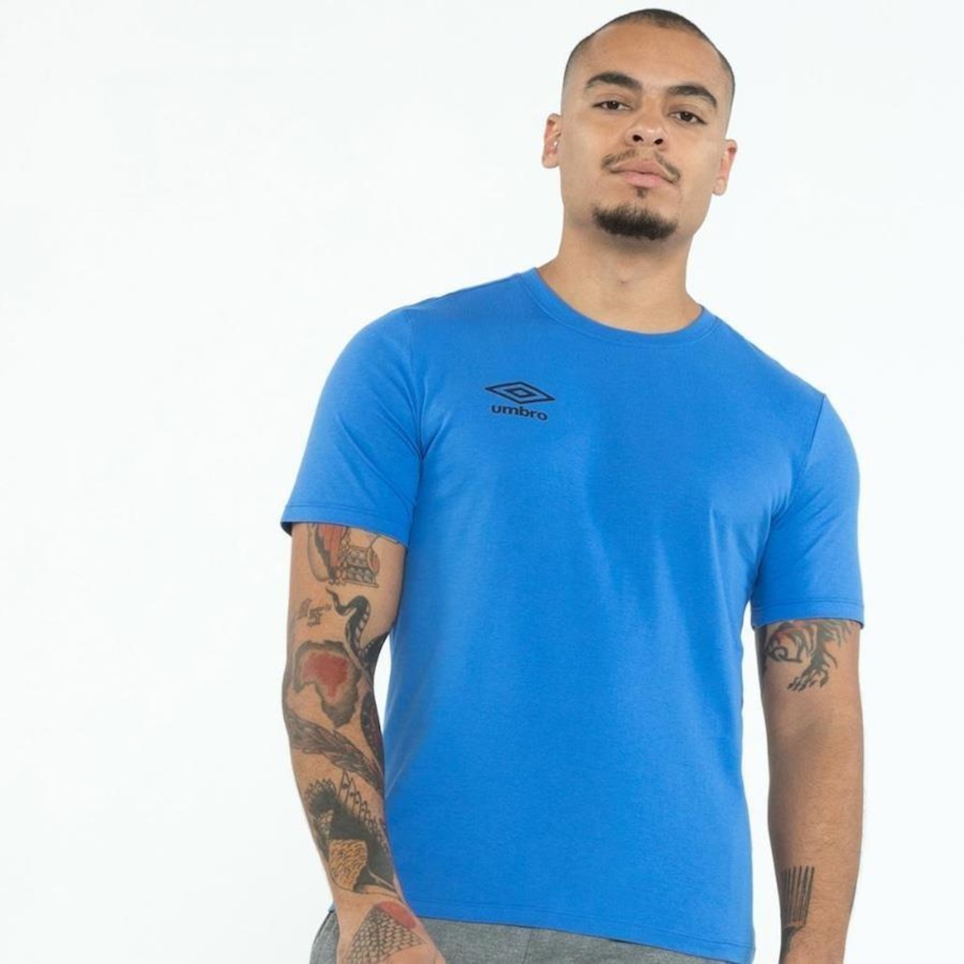 Camiseta Umbro Essential - Masculina - Foto 4