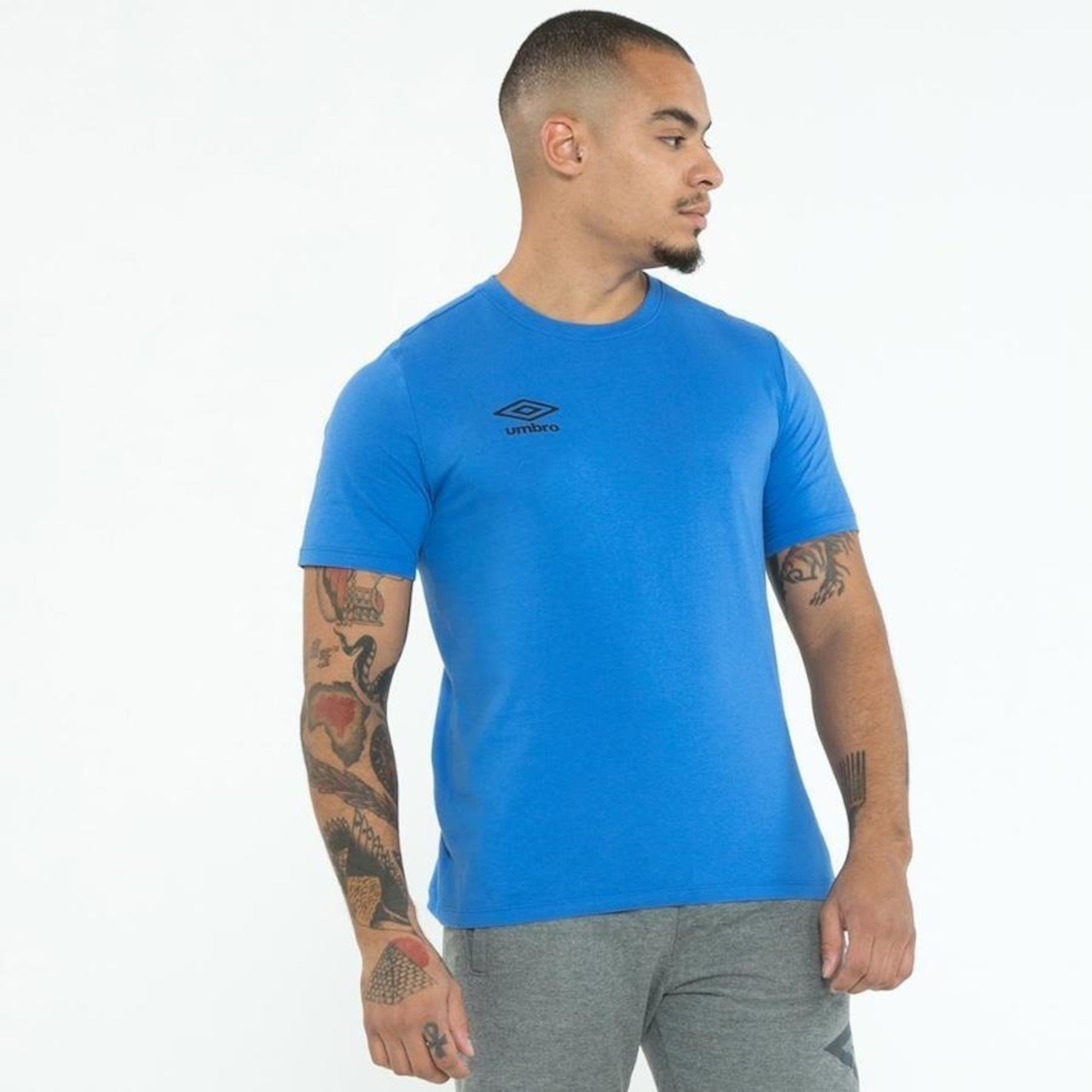 Camiseta Umbro Essential - Masculina - Foto 6