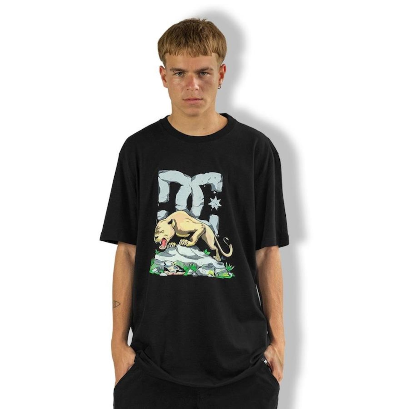 Camiseta DC Shoes Lion Mountains - Masculina - Foto 1