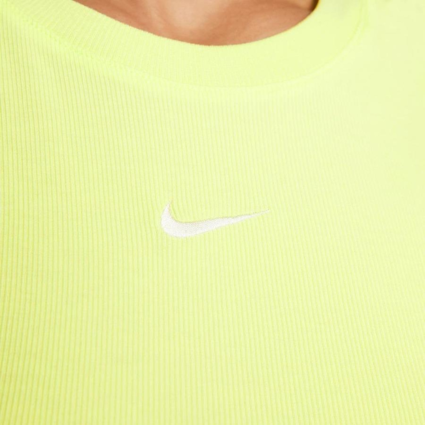 Camiseta Regata Nike Sportswear Essentials - Feminina - Foto 4