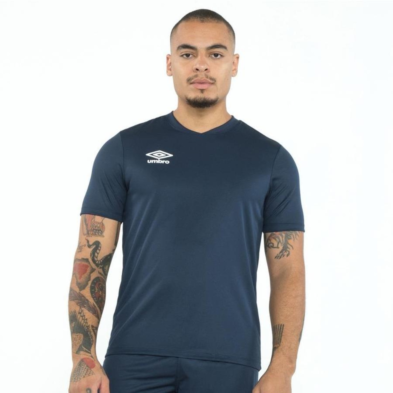 Camiseta Umbro Striker Premium - Masculina - Foto 2