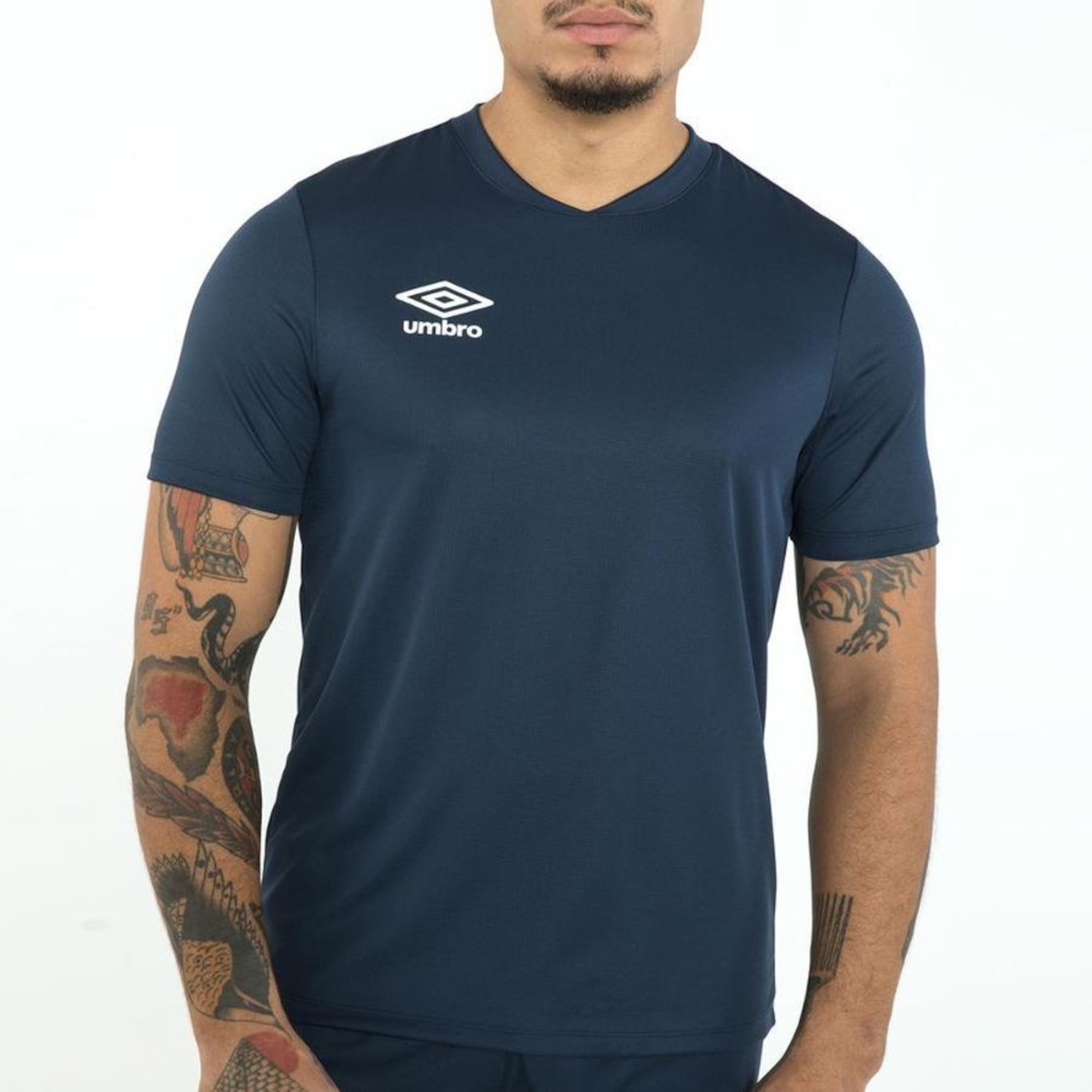 Camiseta Umbro Striker Premium - Masculina - Foto 3