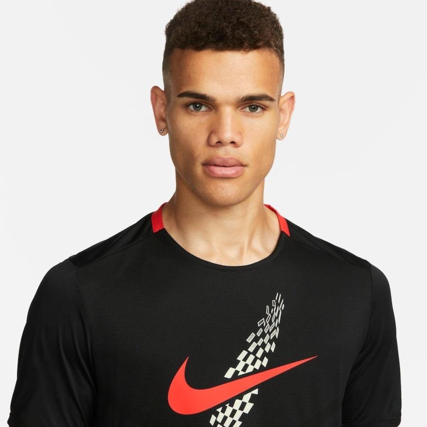 Camiseta Nike Dri-Fit Rise 365 - Masculina - Foto 3