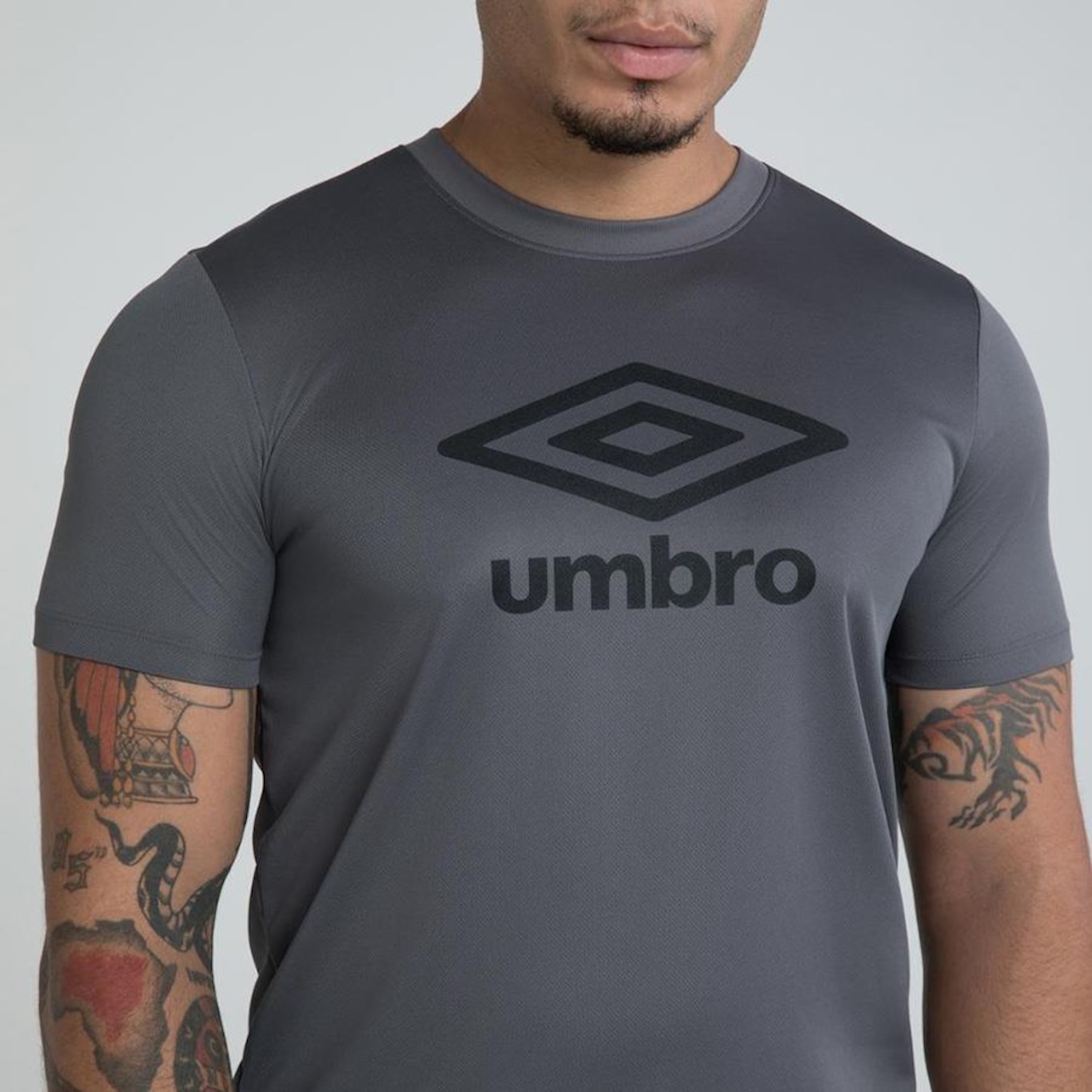 Camiseta Umbro Essential Diamond - Masculina - Foto 4