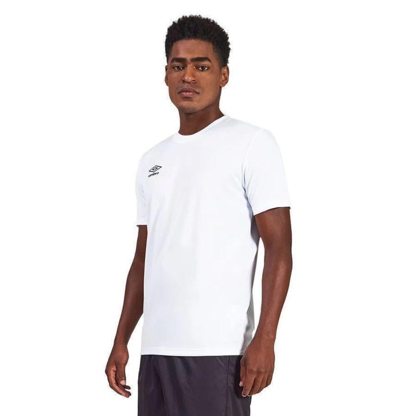 Camiseta Umbro Essential - Masculina - Foto 2