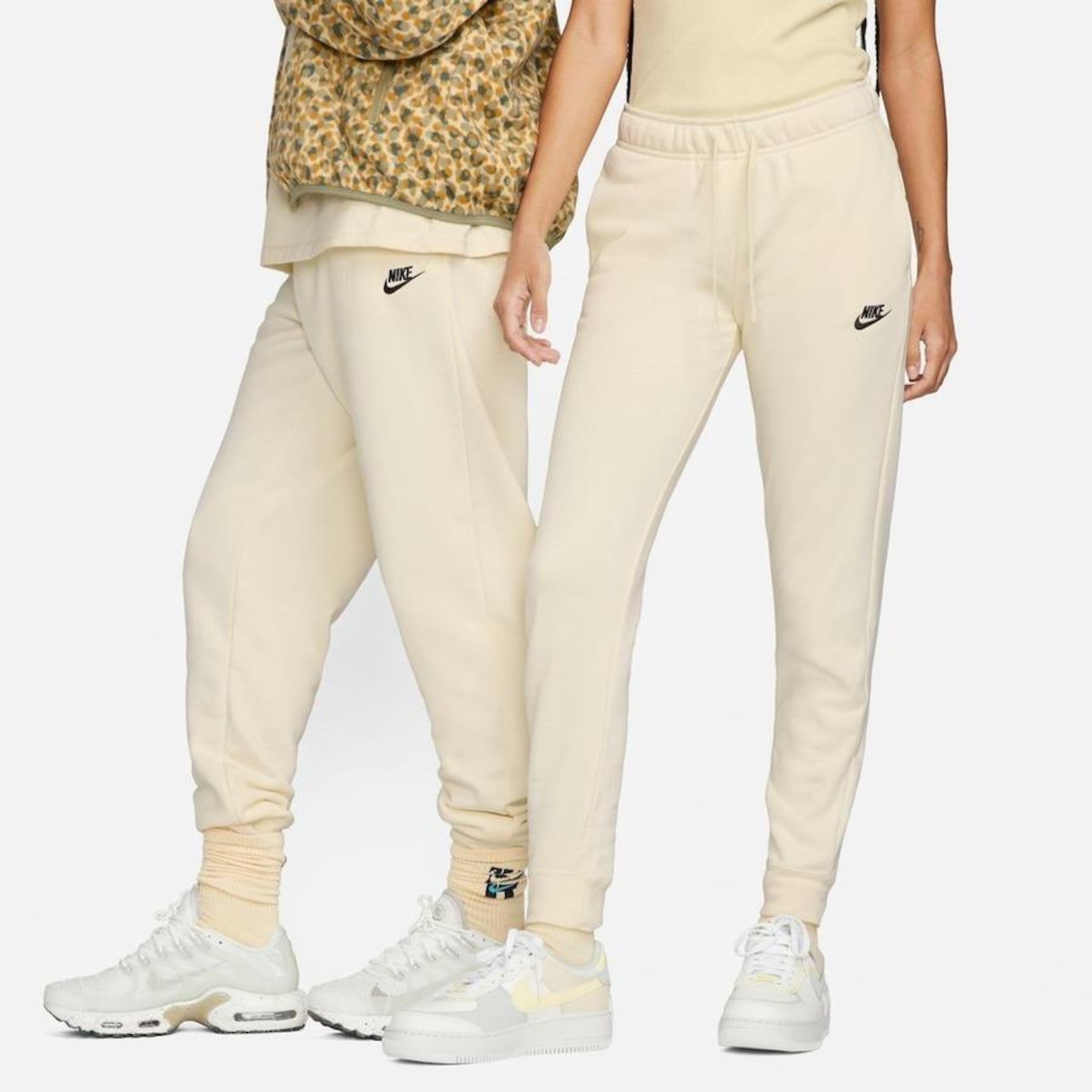 Meias de jogging Nike Tech Fleece Slim Fit Bege e Branco para