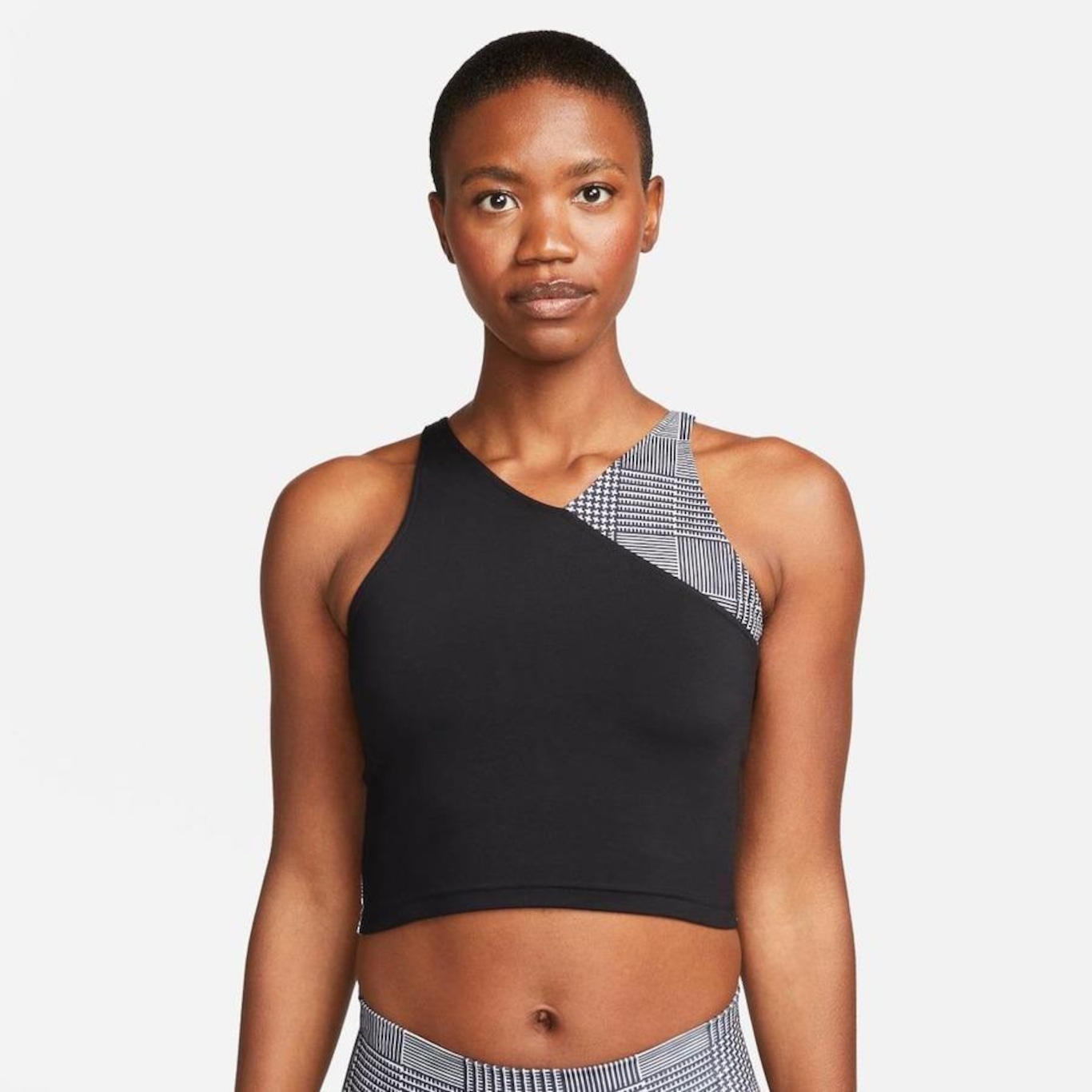 Camiseta Regata Nike Yoga Dri-Fit - Feminina em Promoção