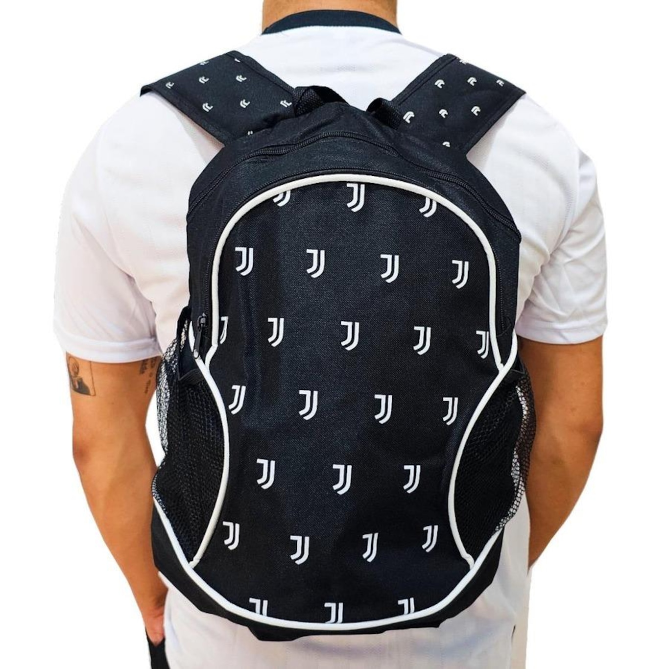 Mochila Futebol & Magia Juventus Oficial - 20 Litros - Foto 1