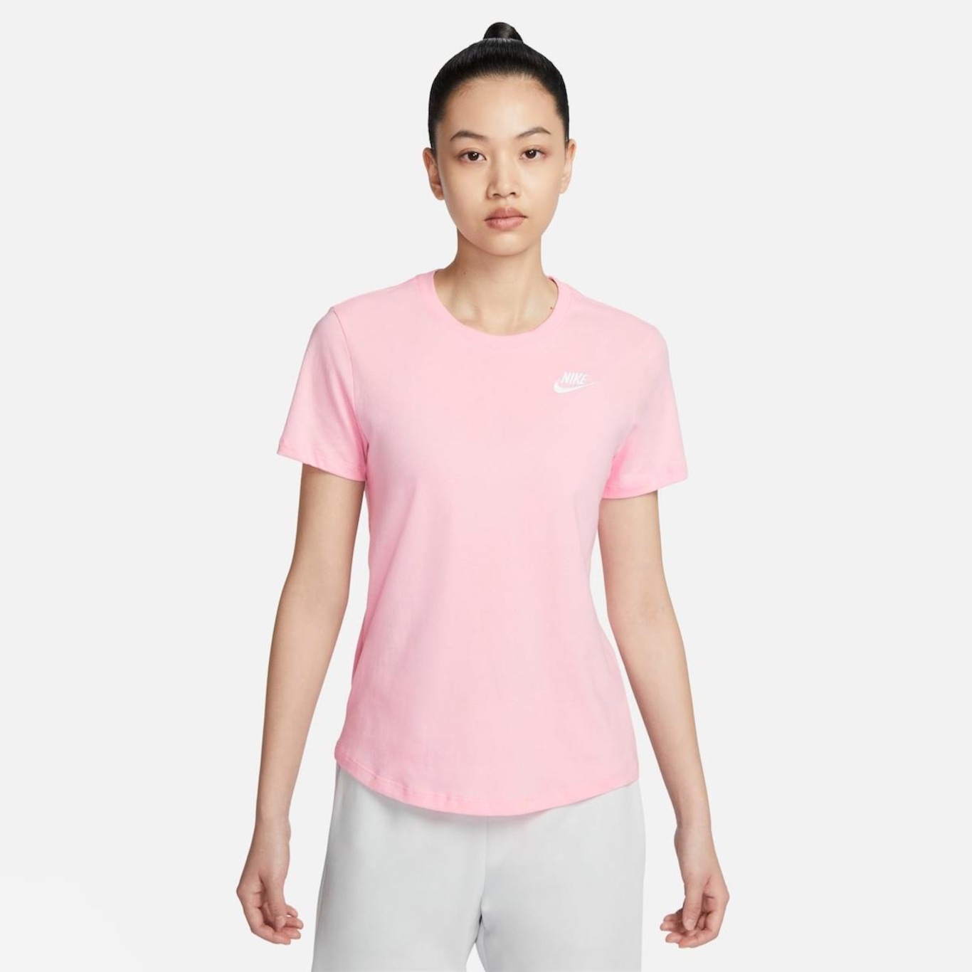 Camiseta Nike Sportswear Club Essentials - Feminina - Foto 1