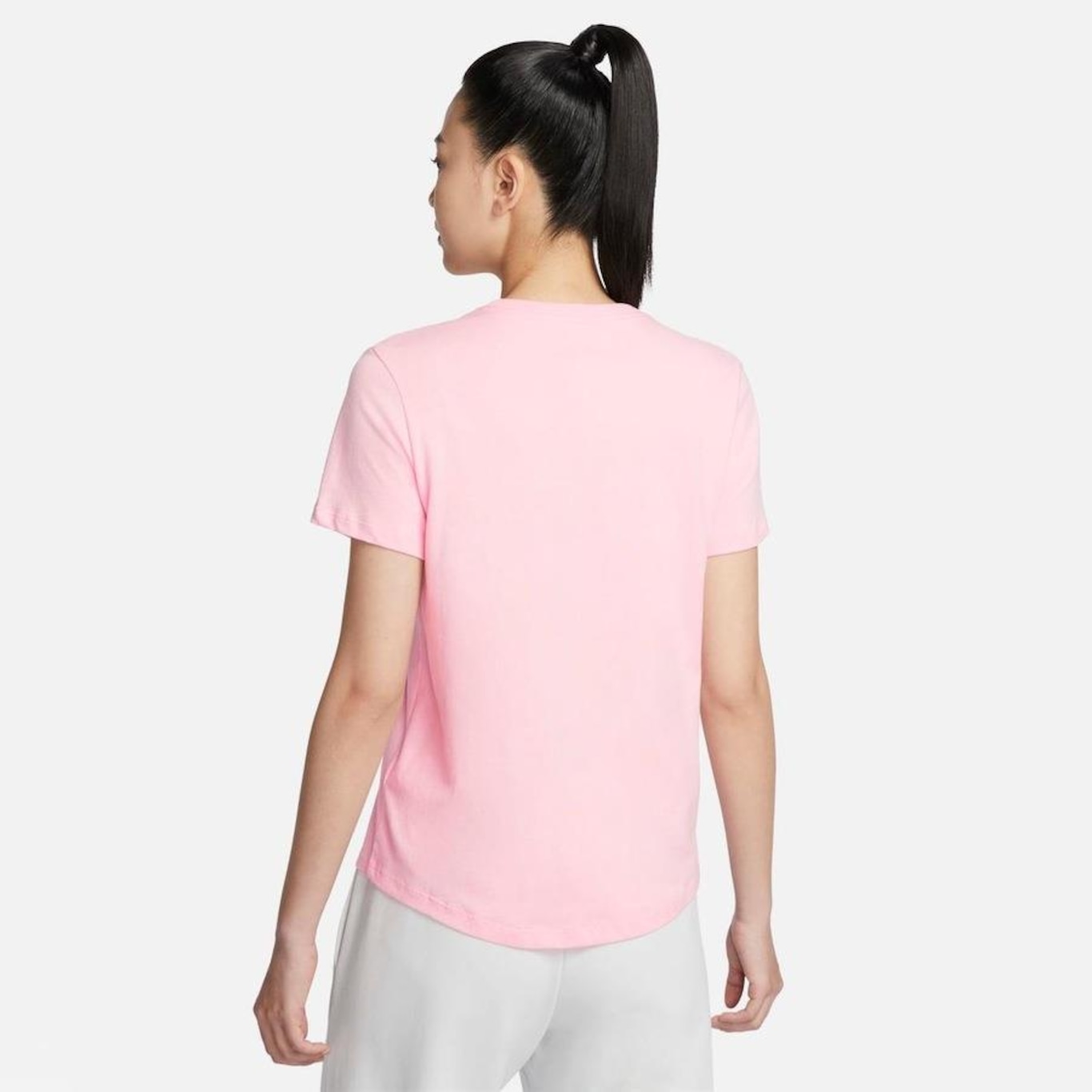 Camiseta Nike Sportswear Club Essentials - Feminina - Foto 2