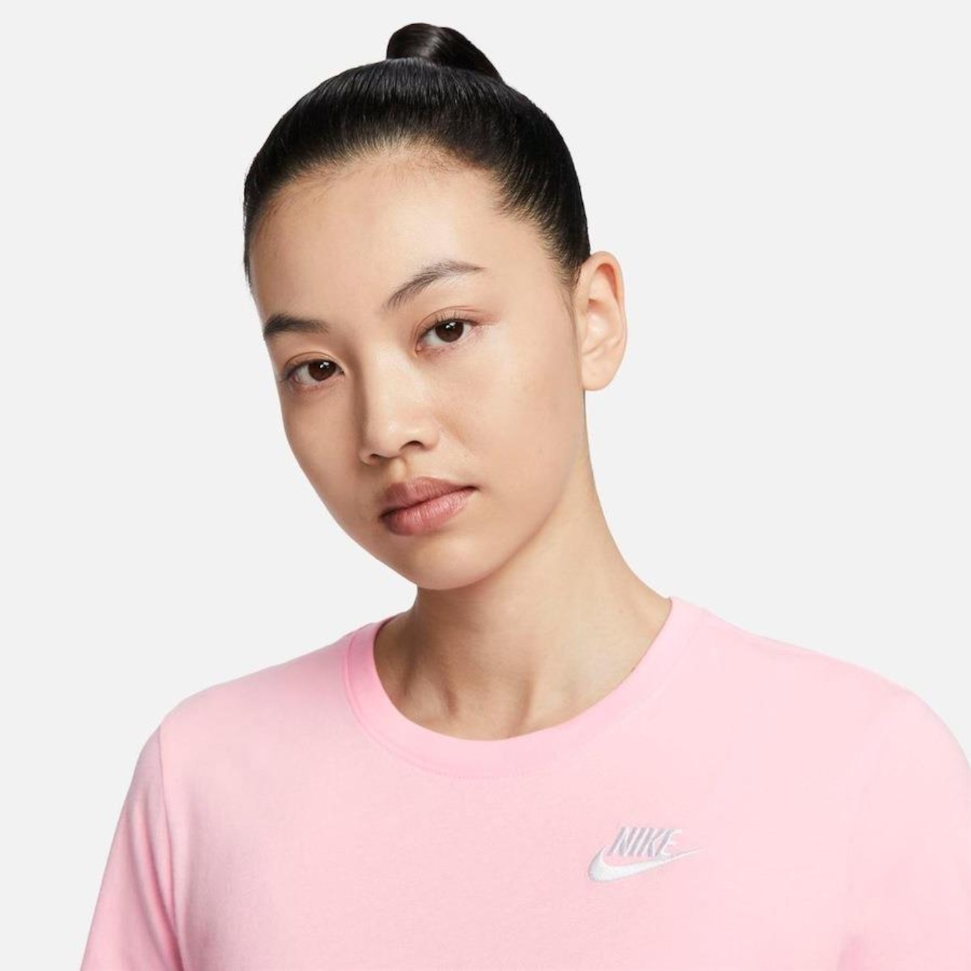 Camiseta Nike Sportswear Club Essentials - Feminina - Foto 3