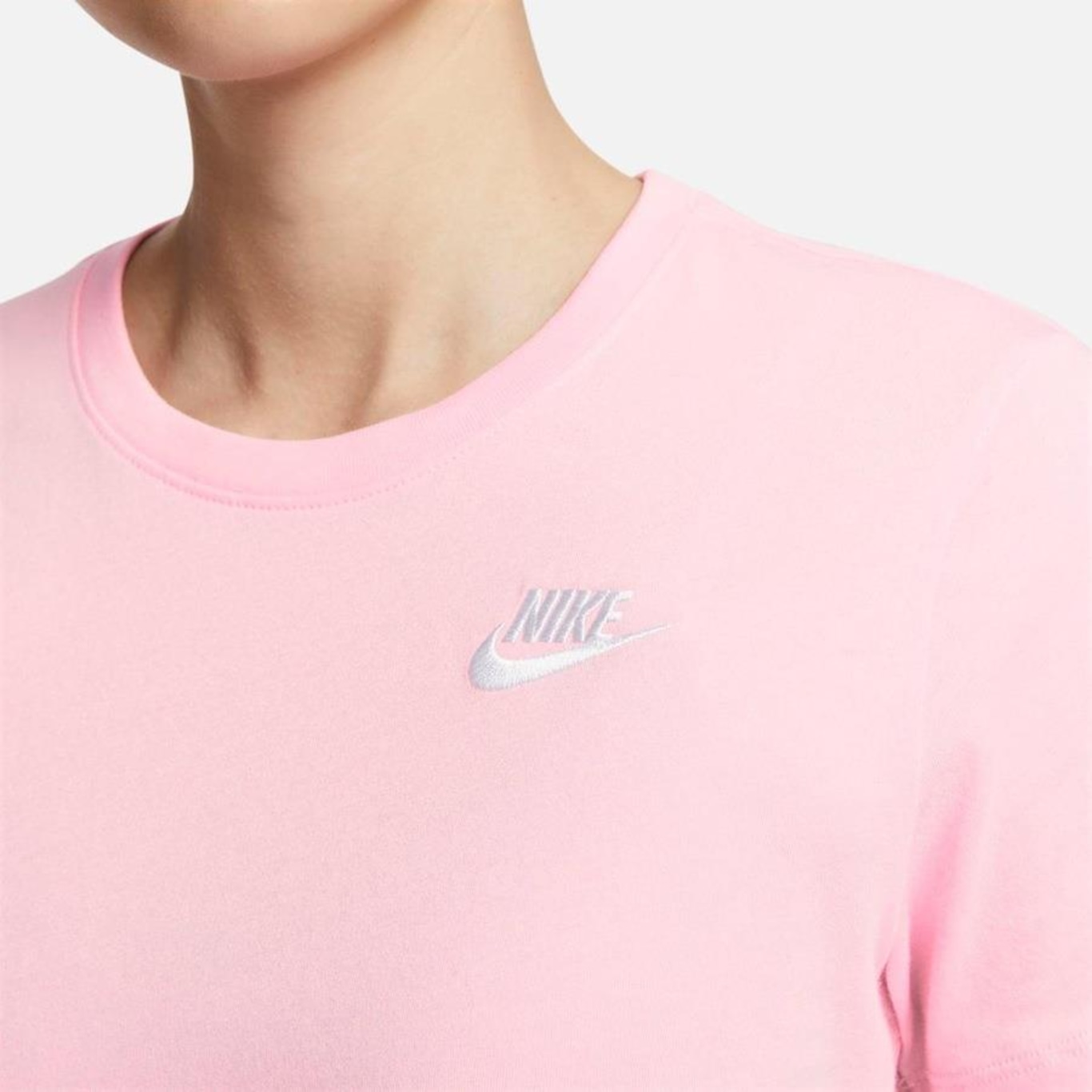 Camiseta Nike Sportswear Club Essentials - Feminina - Foto 4