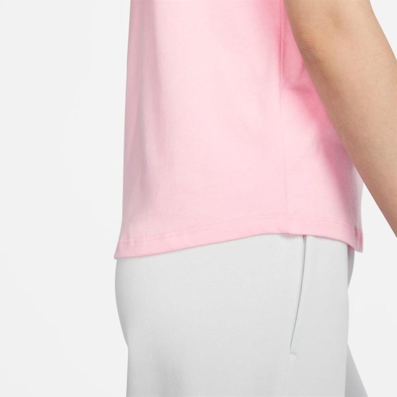 Camiseta Nike Sportswear Club Essentials - Feminina - Foto 5