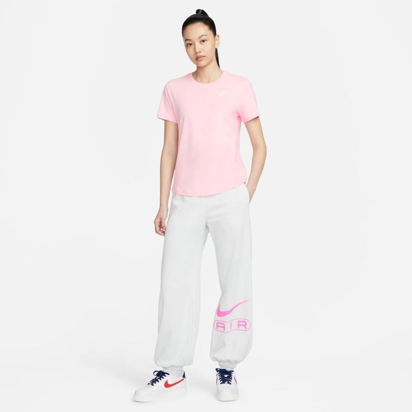 Camiseta Nike Sportswear Club Essentials - Feminina - Foto 6