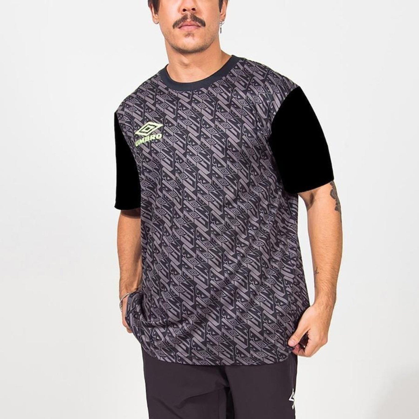 Camiseta Umbro Graphic Club - Masculina - Foto 2