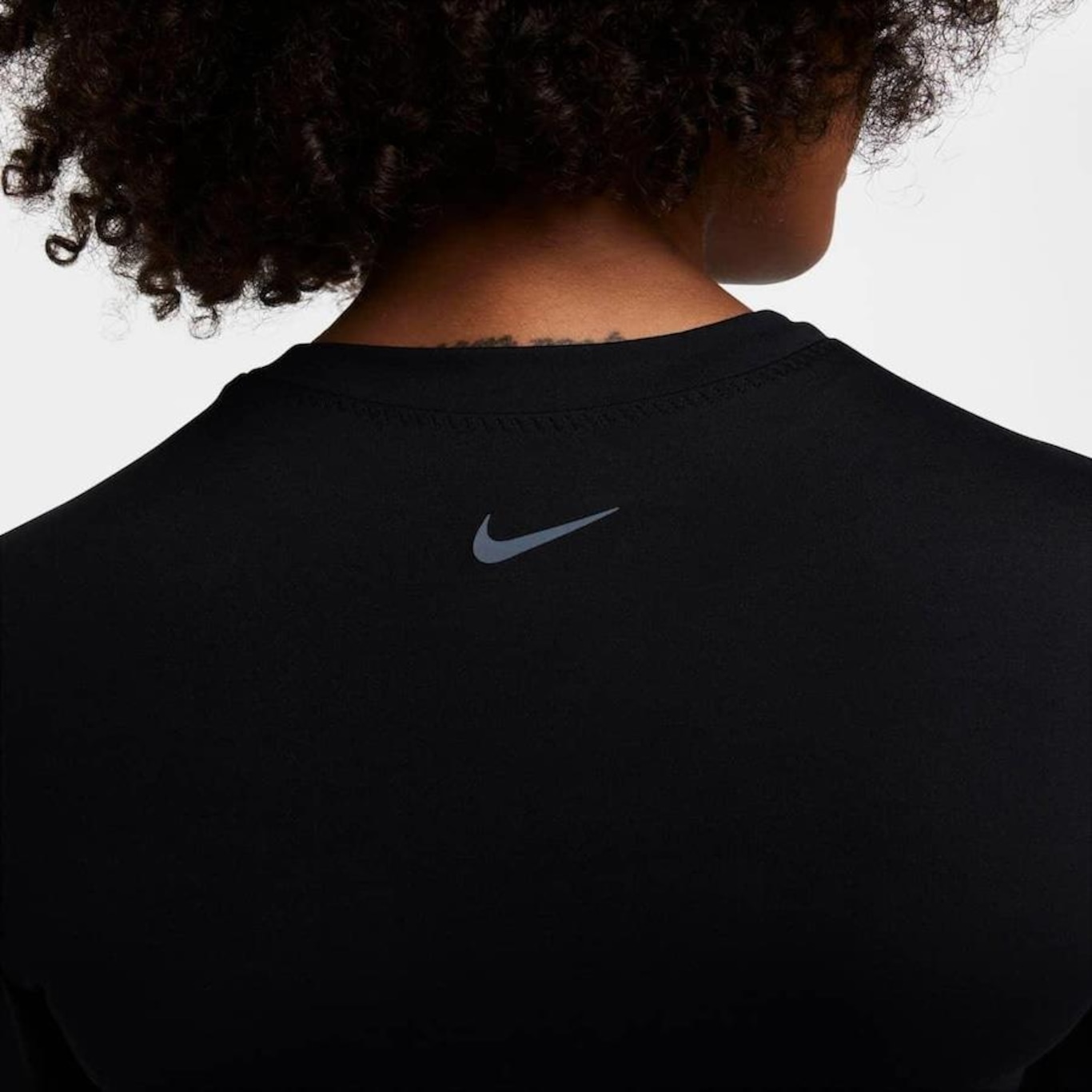 Camiseta Manga Longa Nike Dri-Fit One - Feminina - Foto 4