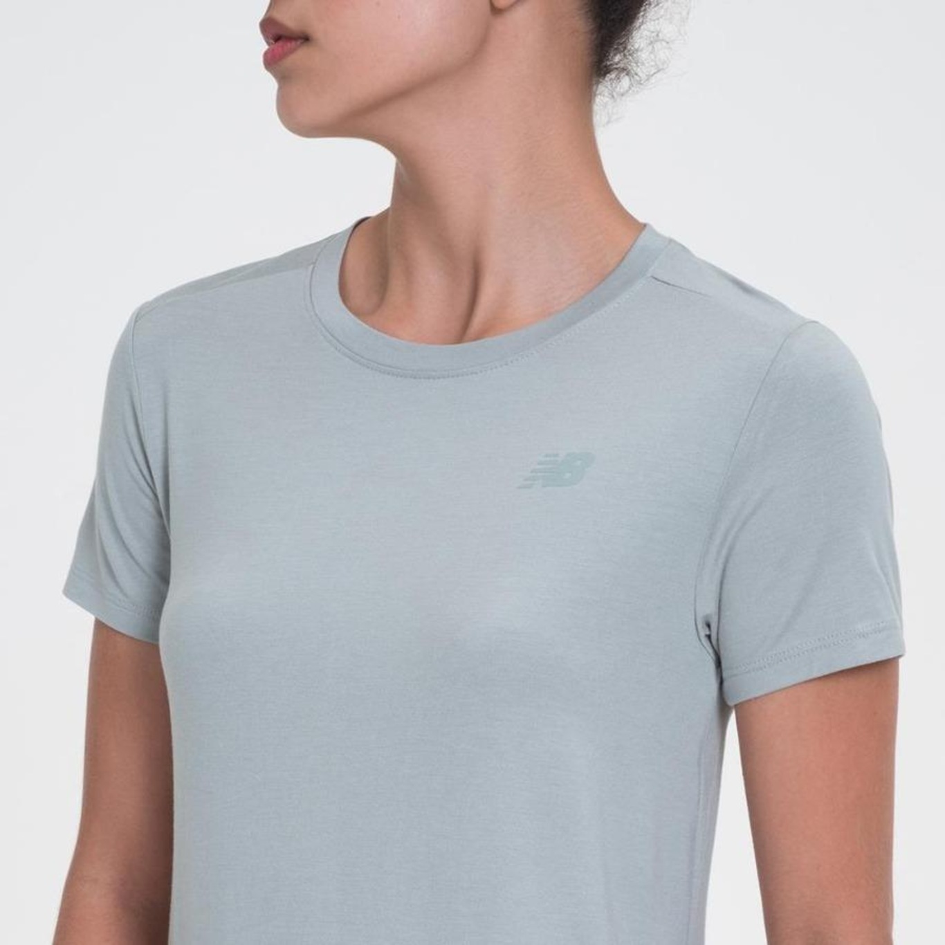 Camiseta New Balance Relentless Logo - Feminina - Foto 4