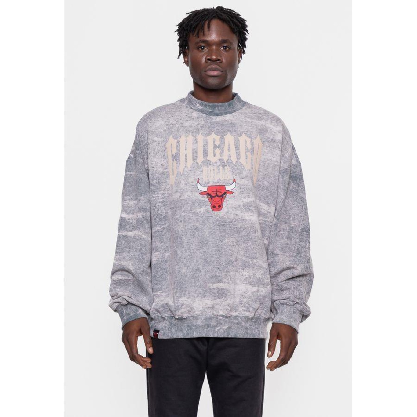 Blusão de Moletom com Capuz Nba Gothic Team Chicago Bulls - Masculino - Foto 4