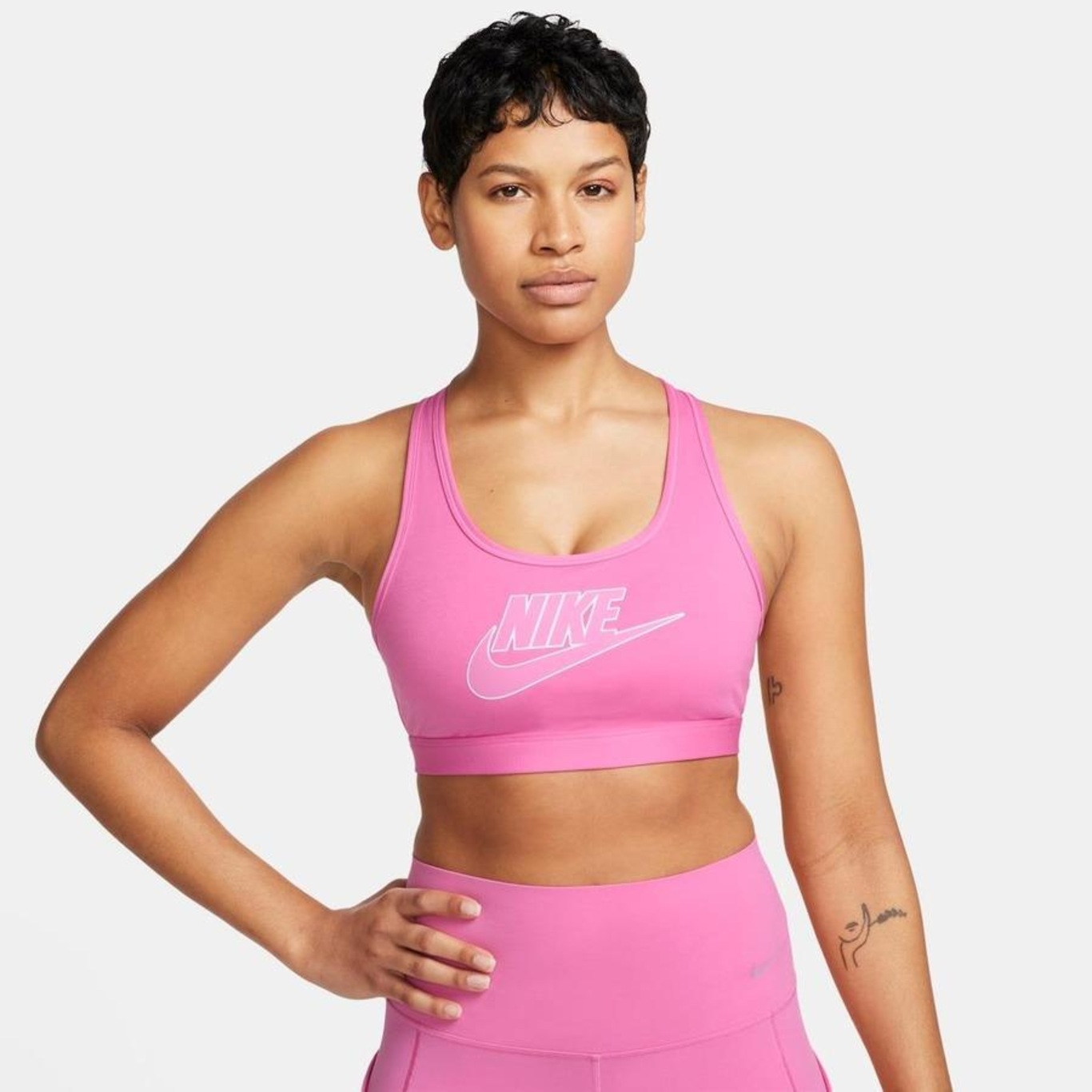 Top Fitness Nike Swoosh Futura - Feminino - Foto 2