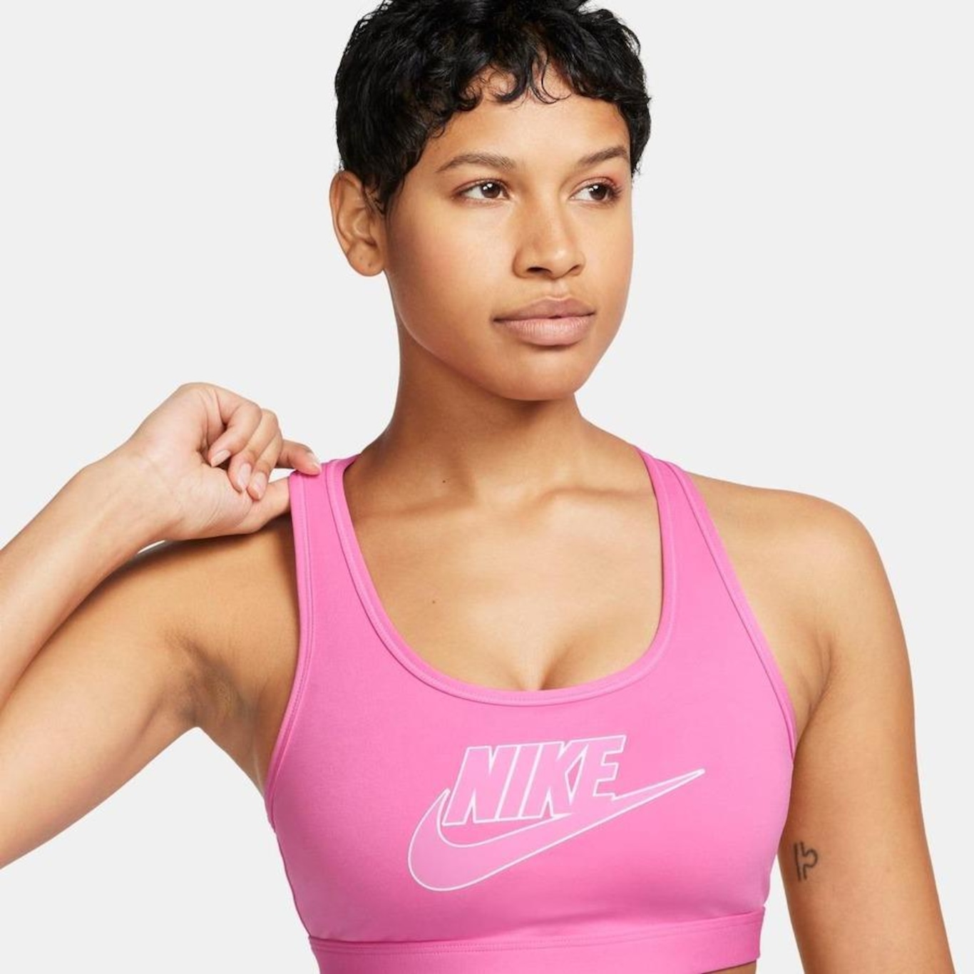 Top Fitness Nike Swoosh Futura - Feminino - Foto 4