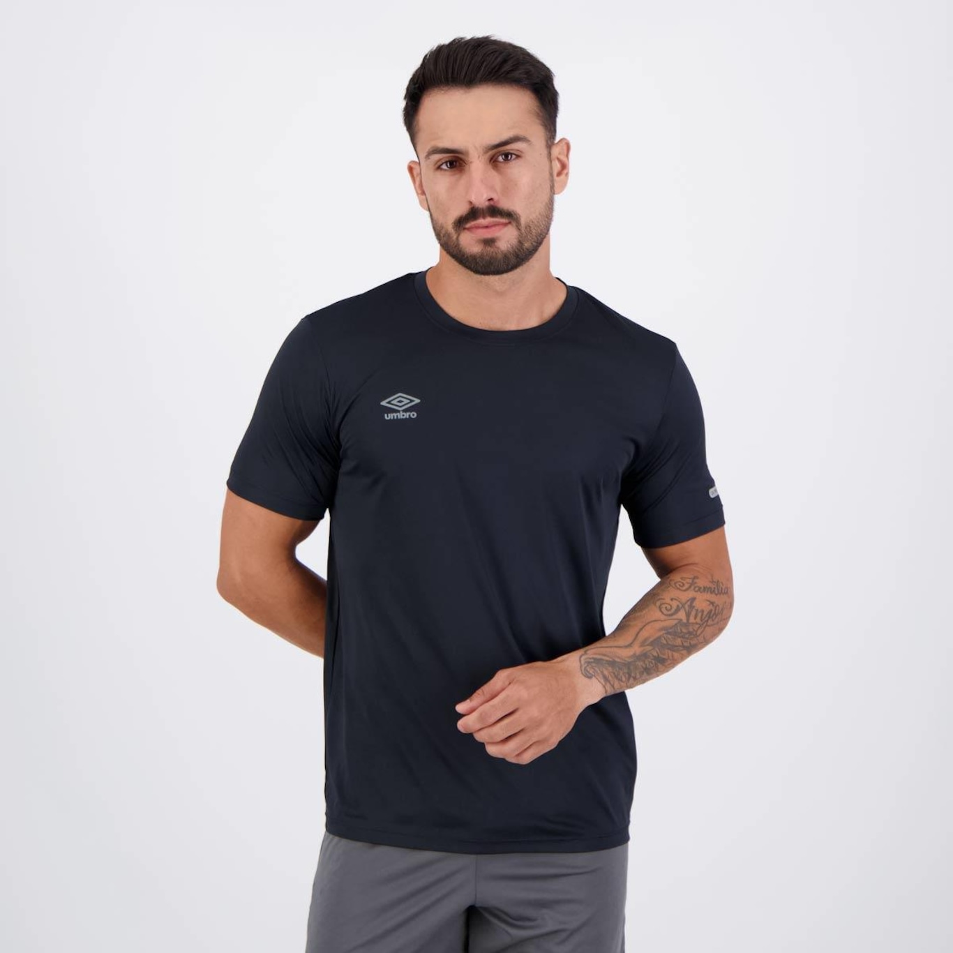 Camiseta Umbro Basic Uv - Masculina - Foto 1