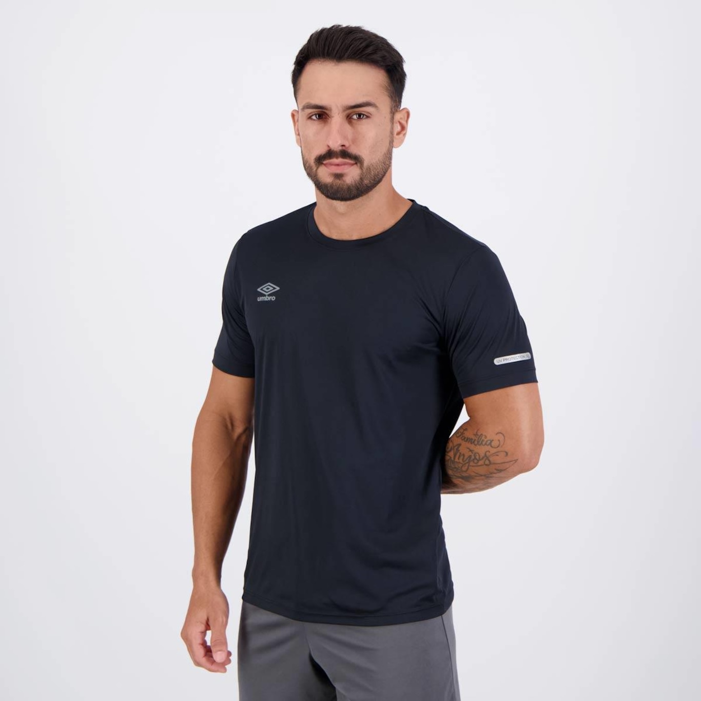 Camiseta Umbro Basic Uv - Masculina - Foto 3