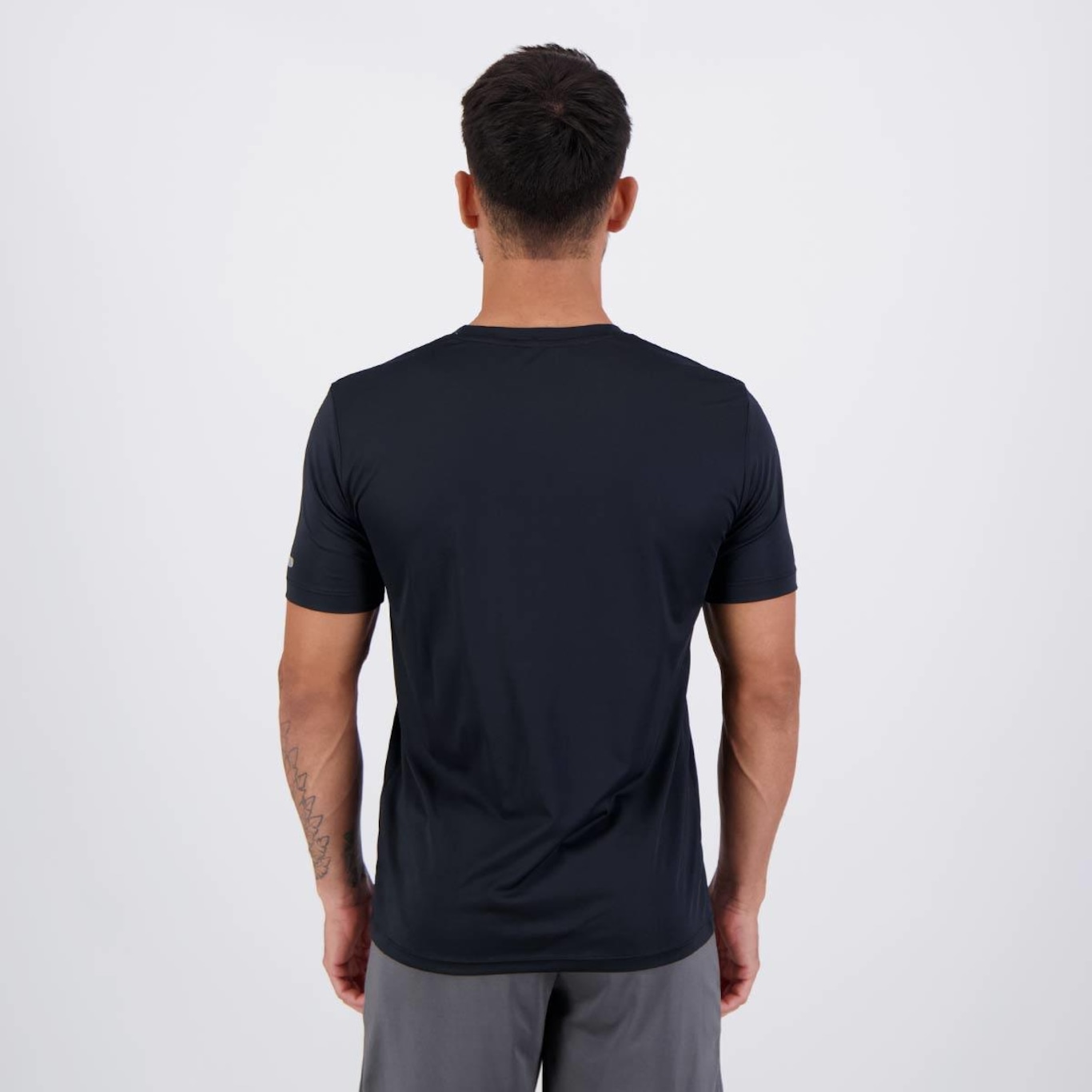 Camiseta Umbro Basic Uv - Masculina - Foto 4