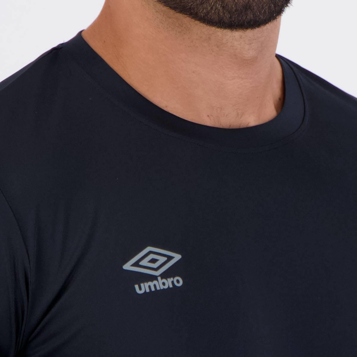 Camiseta Umbro Basic Uv - Masculina - Foto 5