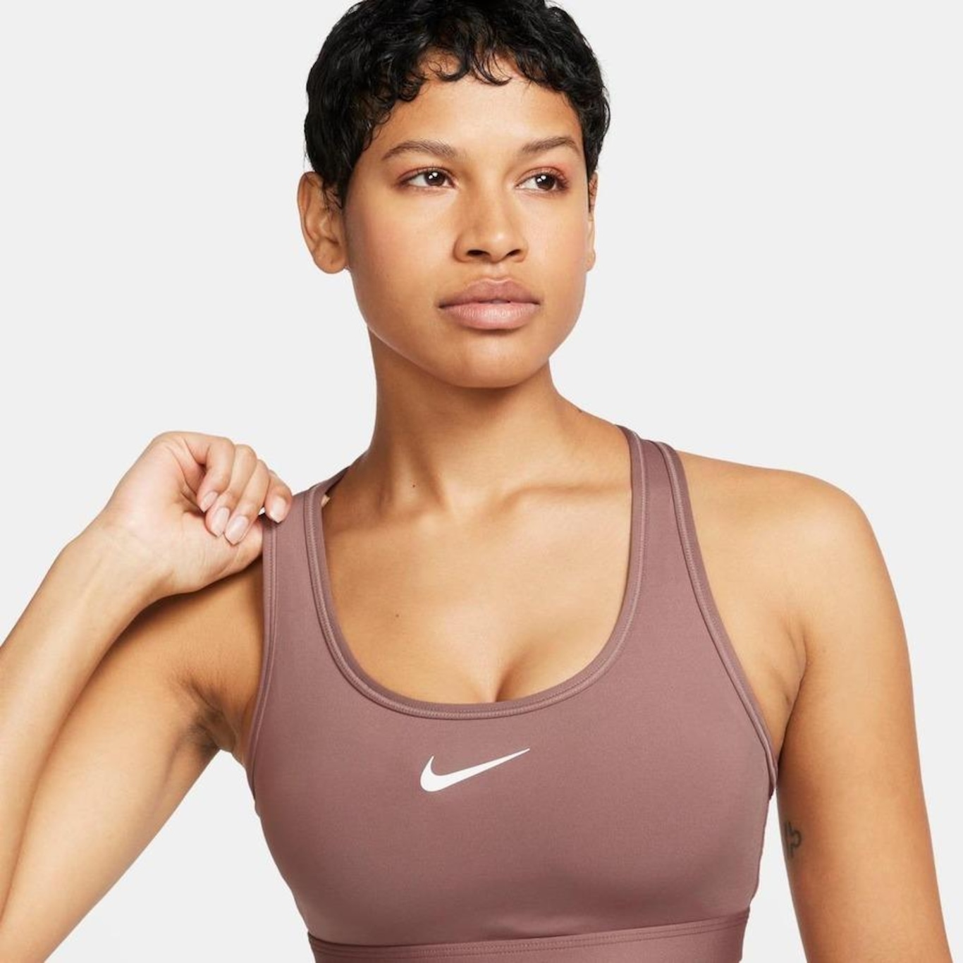 Top Fitness Nike Swoosh - Feminino - Foto 3