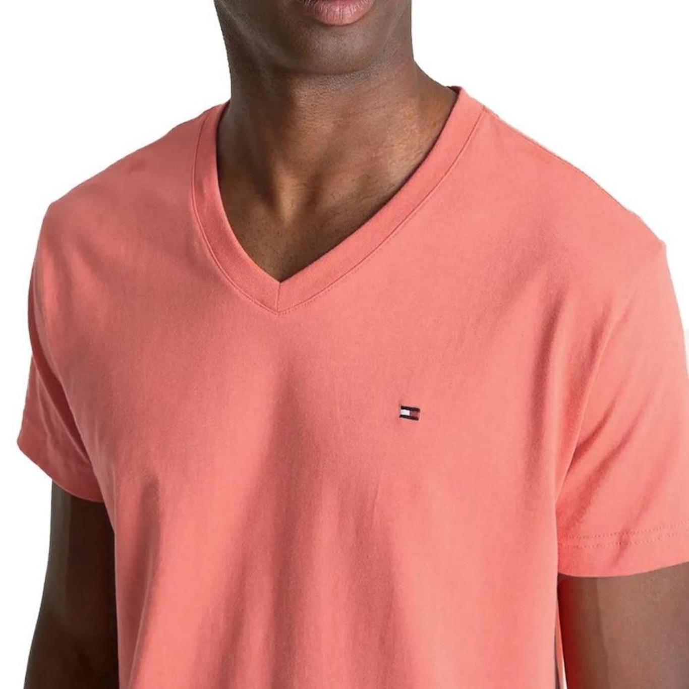 Camiseta Tommy Hilfiger Essential Gola Vneck - Masculina - Foto 3