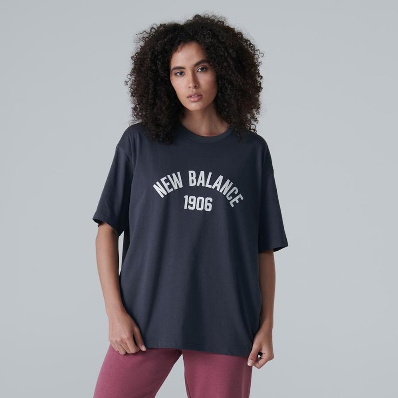 Camiseta New Balance Essentials 1906 - Feminina - Foto 1