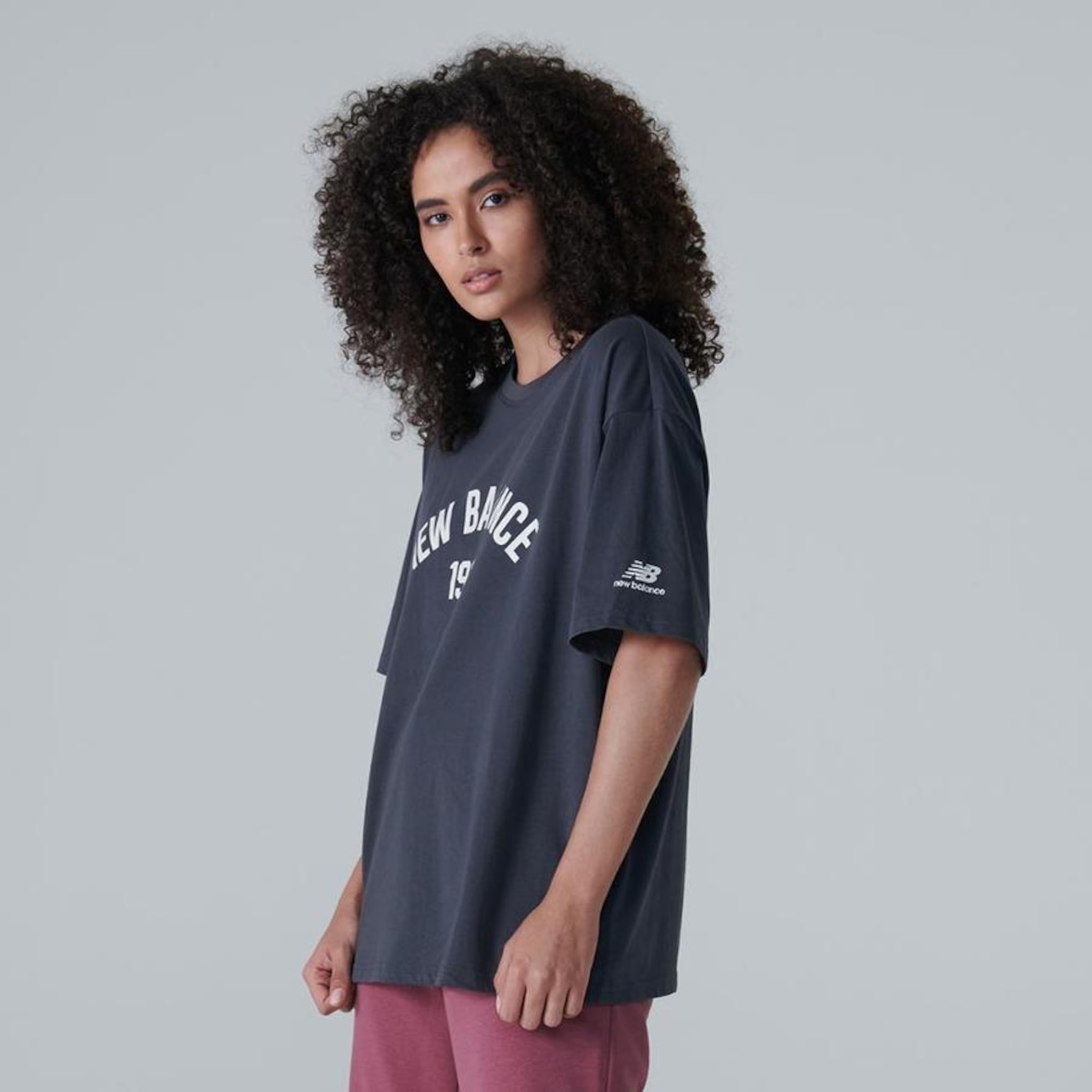 Camiseta New Balance Essentials 1906 - Feminina - Foto 2