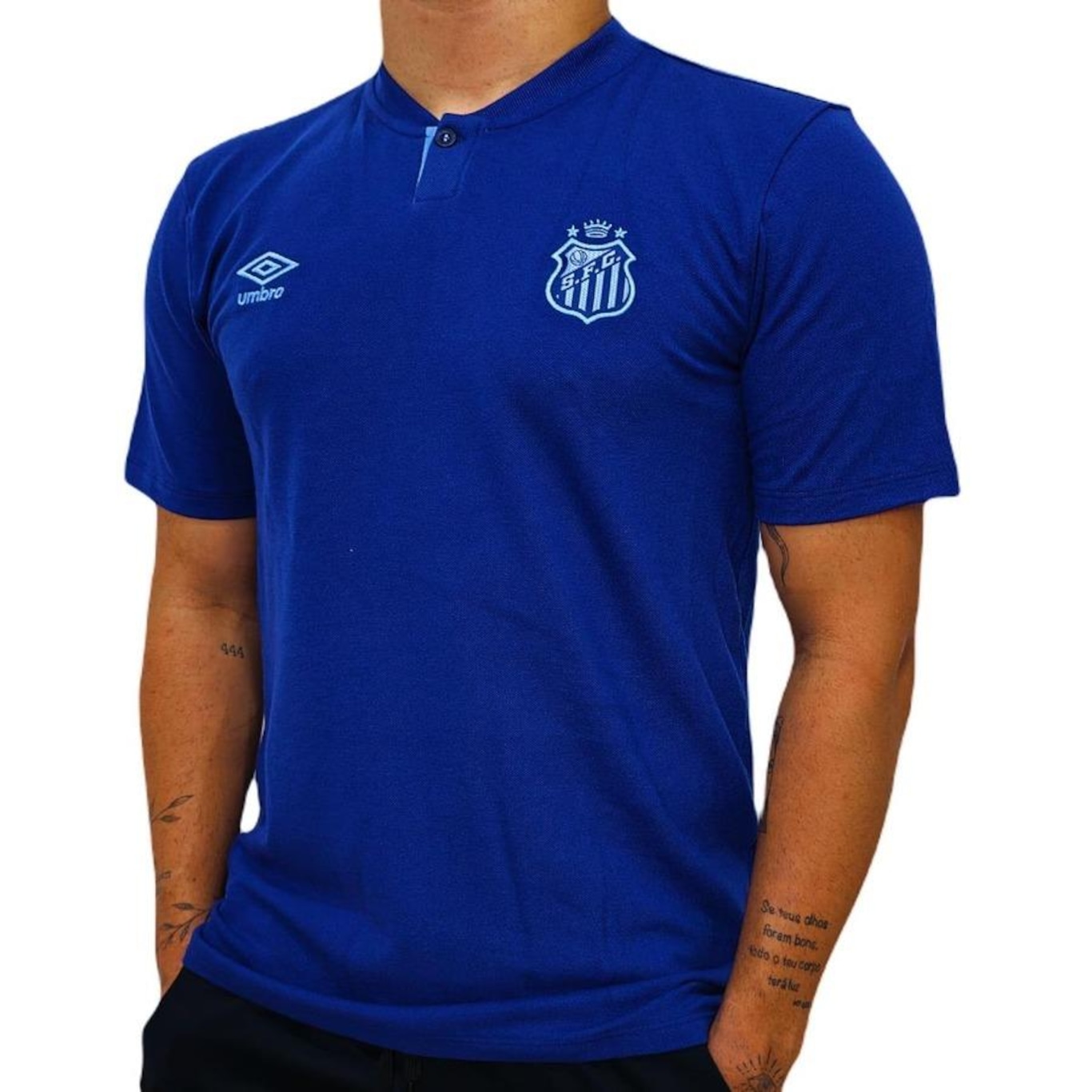 Camisa Polo Santos Viagem 2024 Umbro - Masculina - Foto 3