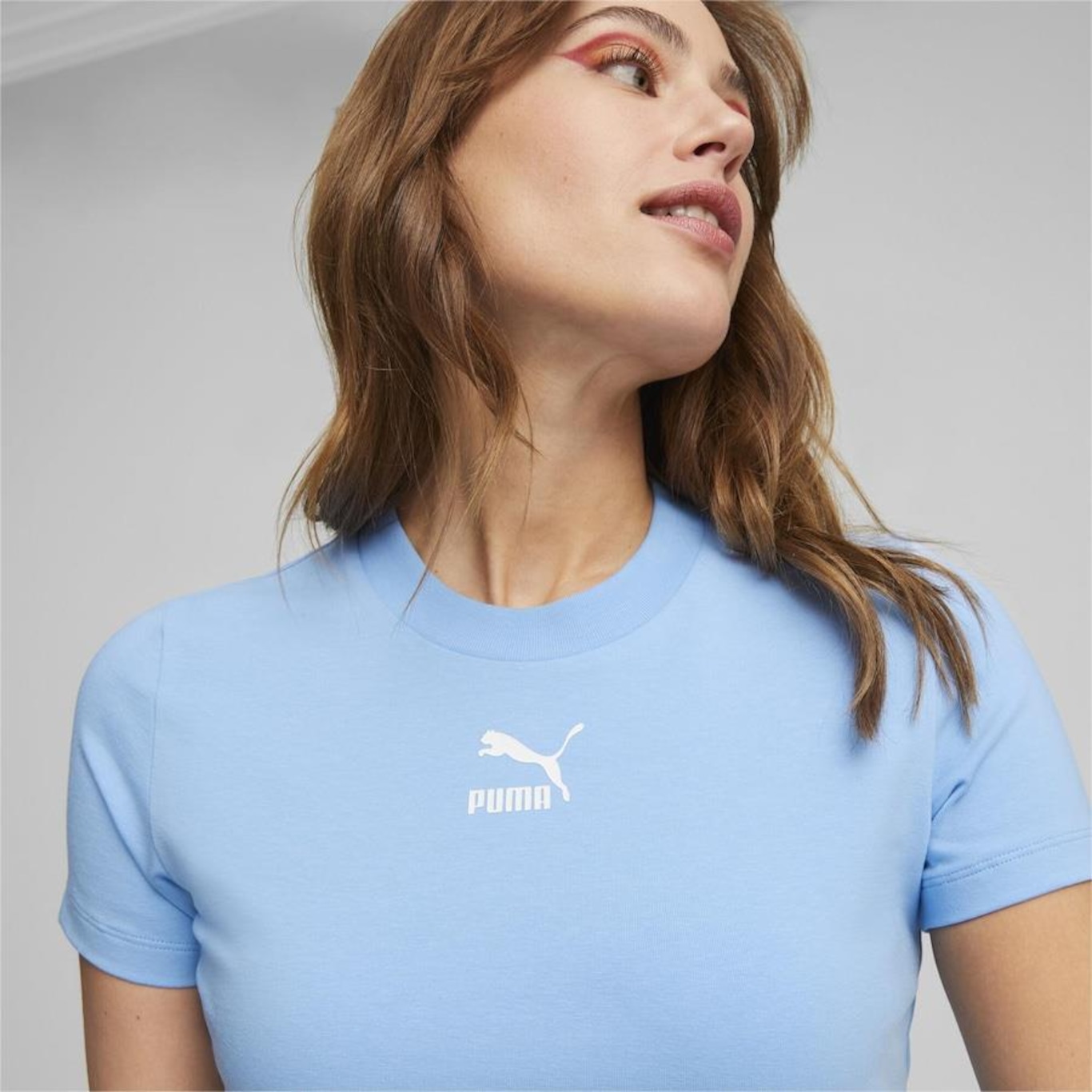 Camiseta Puma Classics Slim - Feminina - Foto 6