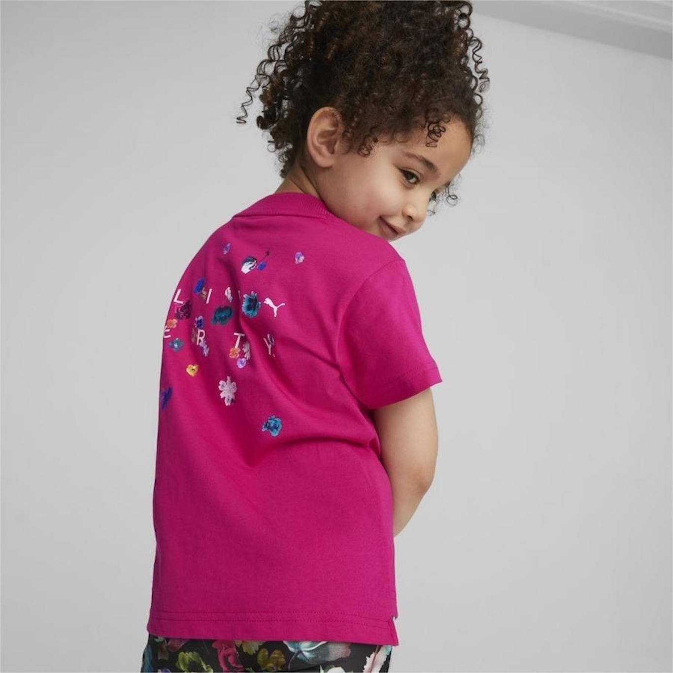 Camiseta Puma Graphic X Liberty - Infantil - Foto 2