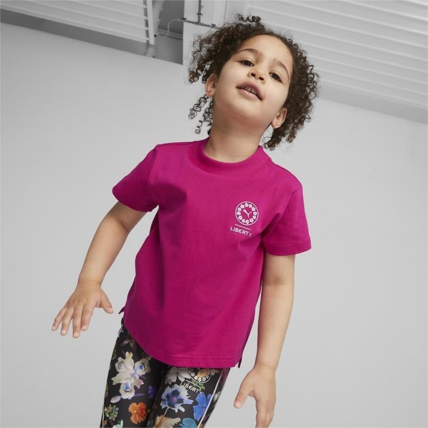 Camiseta Puma Graphic X Liberty - Infantil - Foto 5