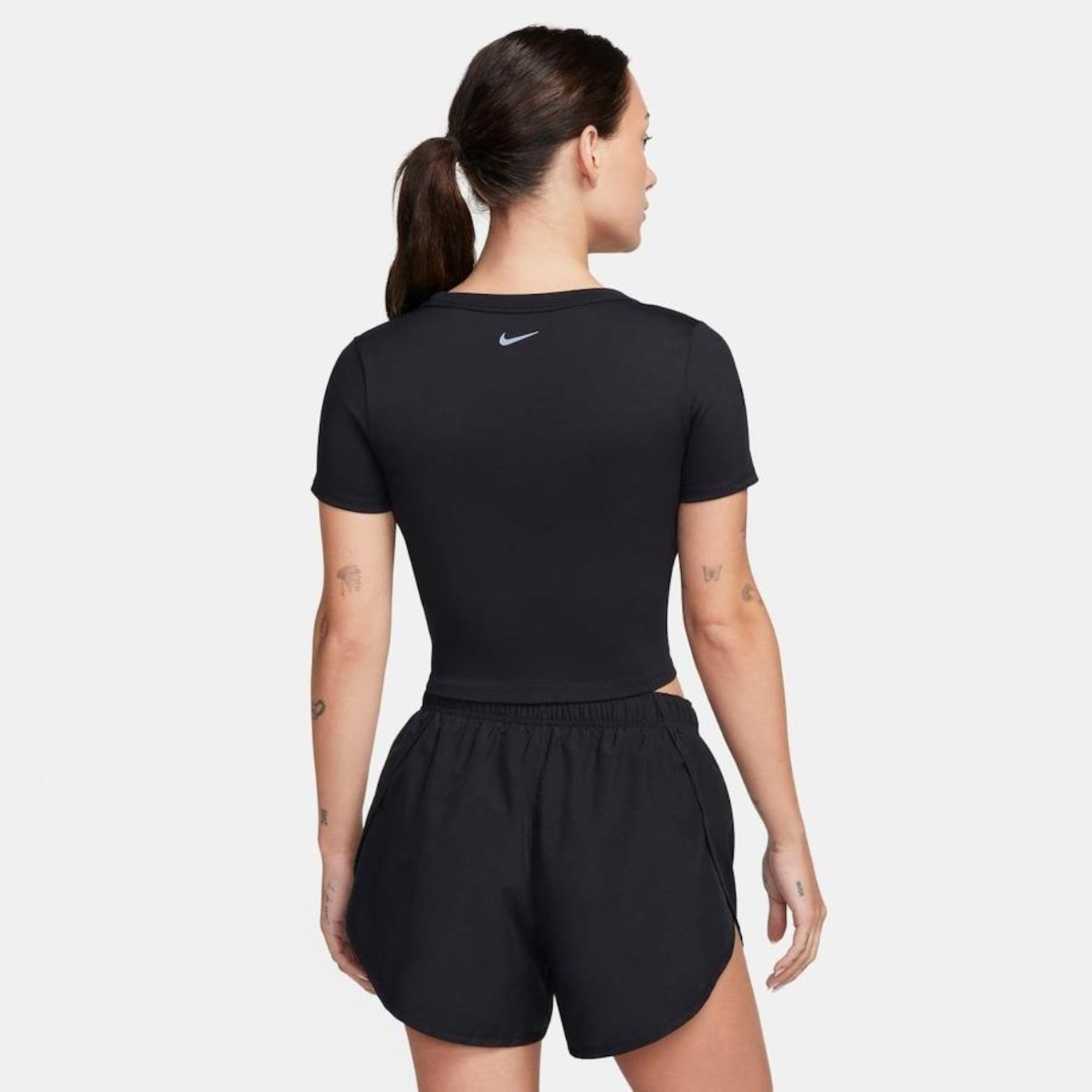 Camiseta Nike Dri-Fit One Cropped - Feminina - Foto 2