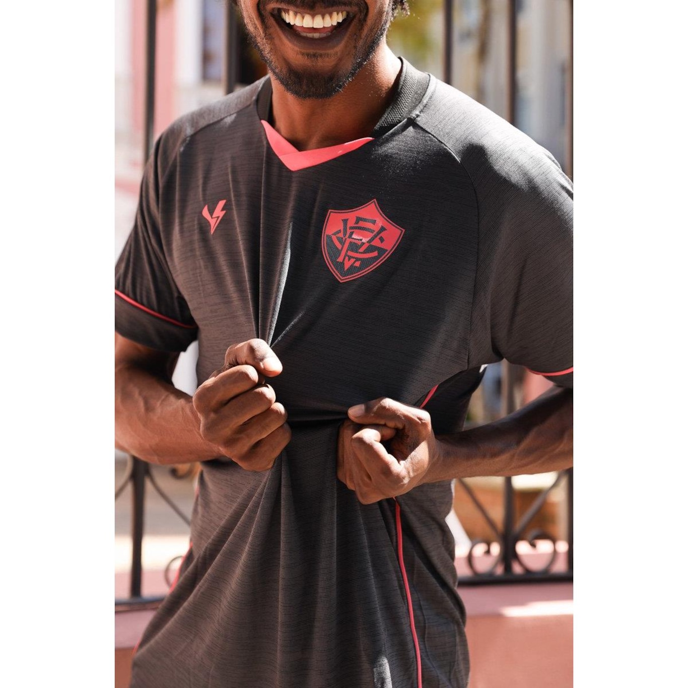 Camisa do Vitória Volt Outubro Rosa - Masculina - Foto 2