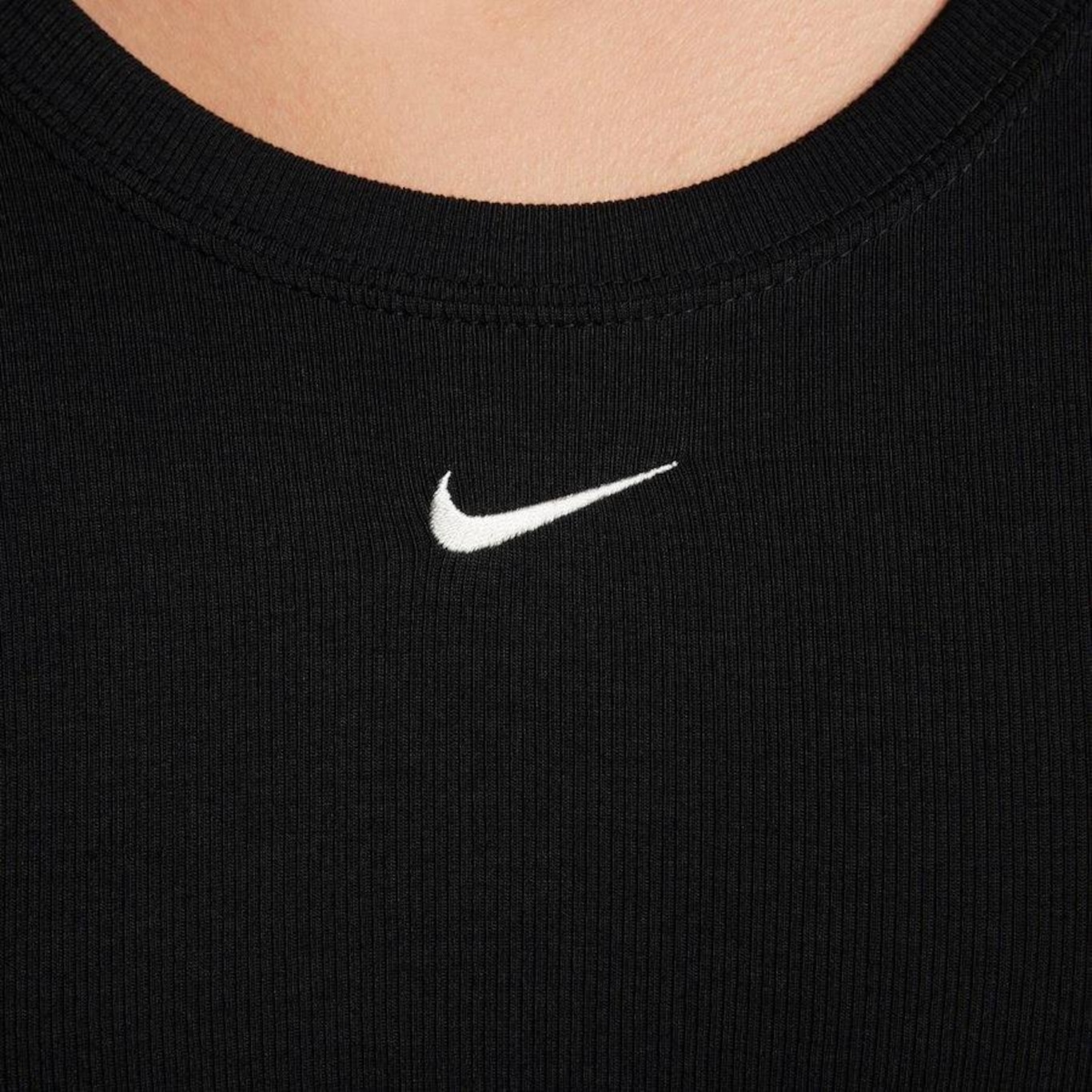 Camiseta Nike Sportswear Chill Knit - Feminina - Foto 4